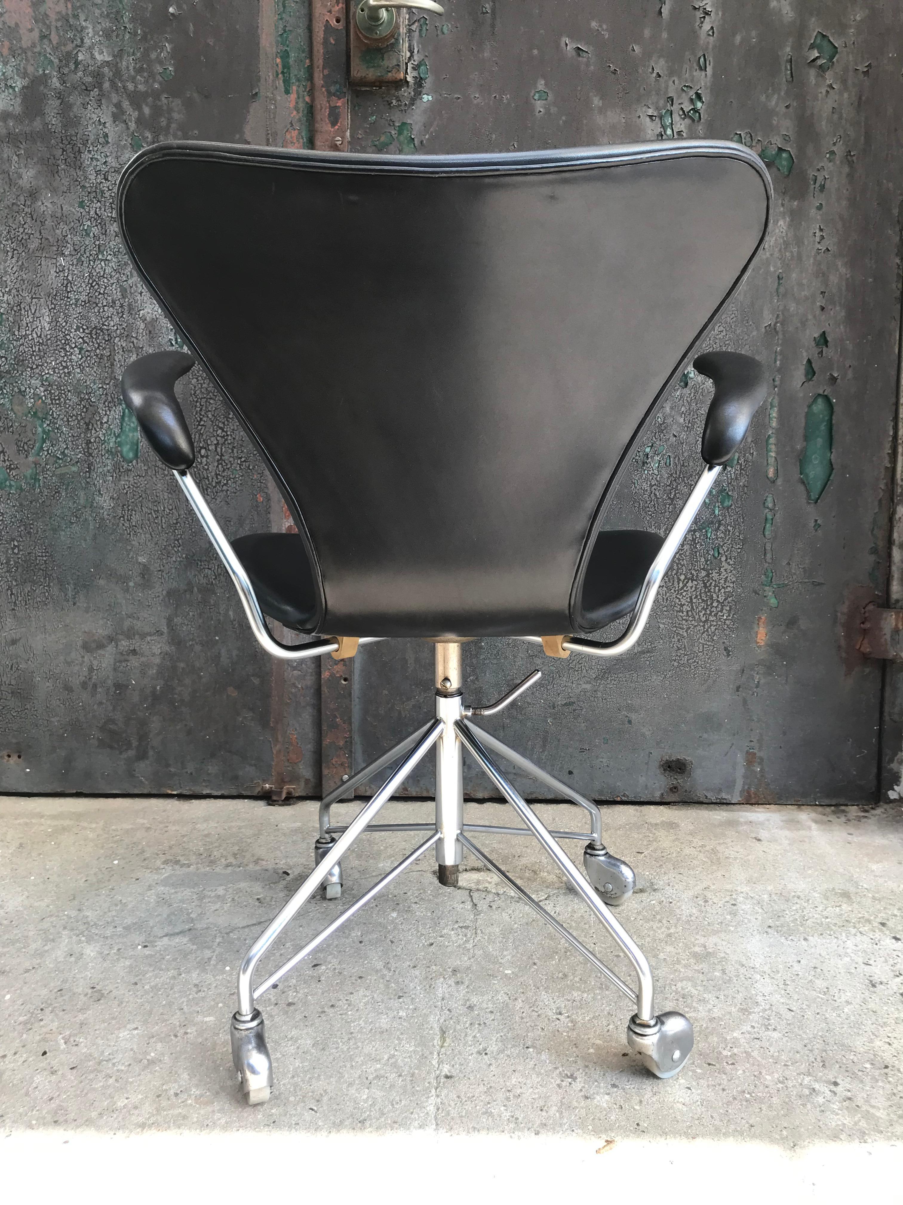 Hand-Crafted Vintage Arne Jacobsen Office Swivel Stool Chair Model 3217 by Fritz Hansen