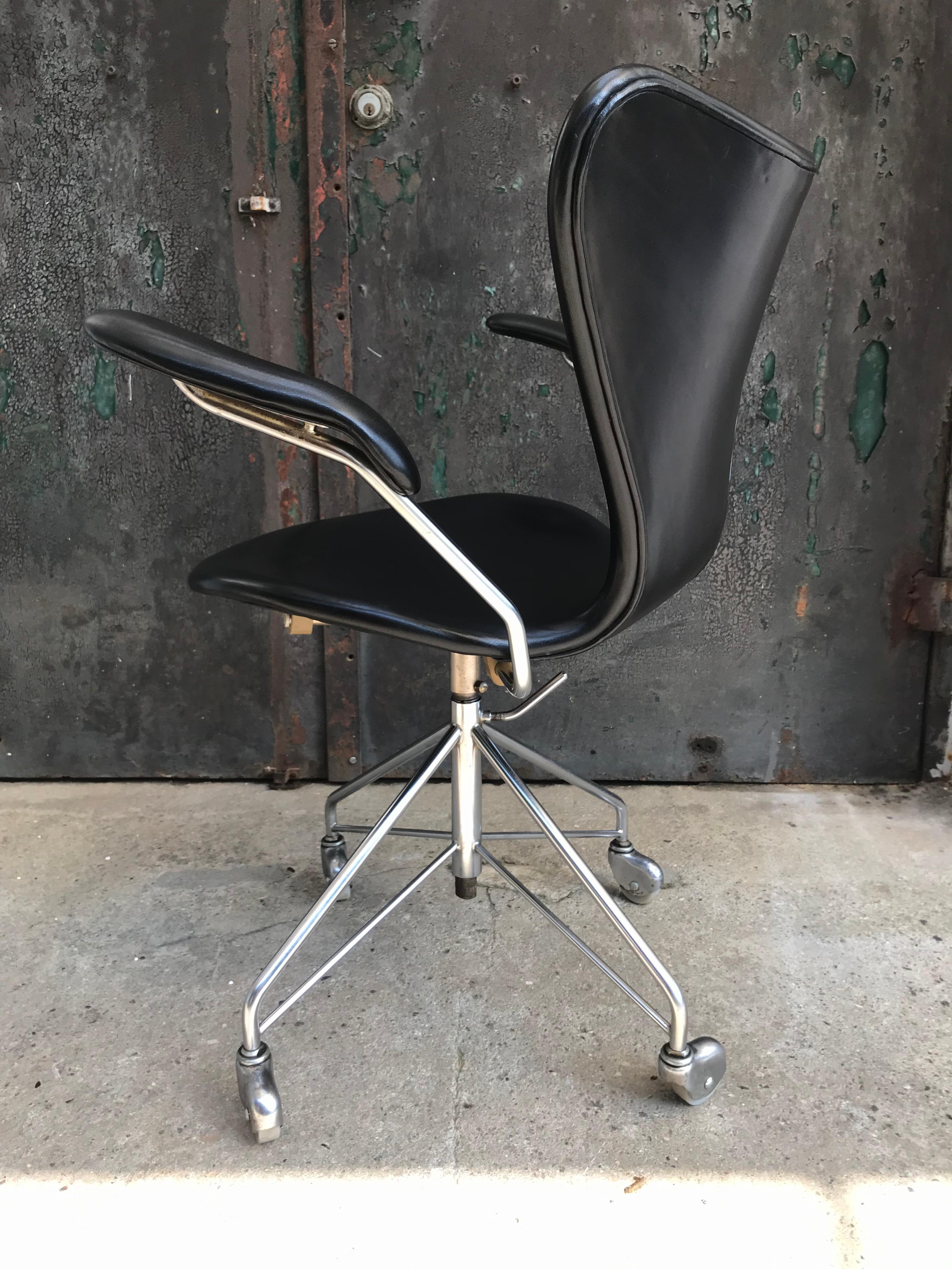 Vintage Arne Jacobsen Office Swivel Stool Chair Model 3217 by Fritz Hansen In Good Condition In Søborg, DK