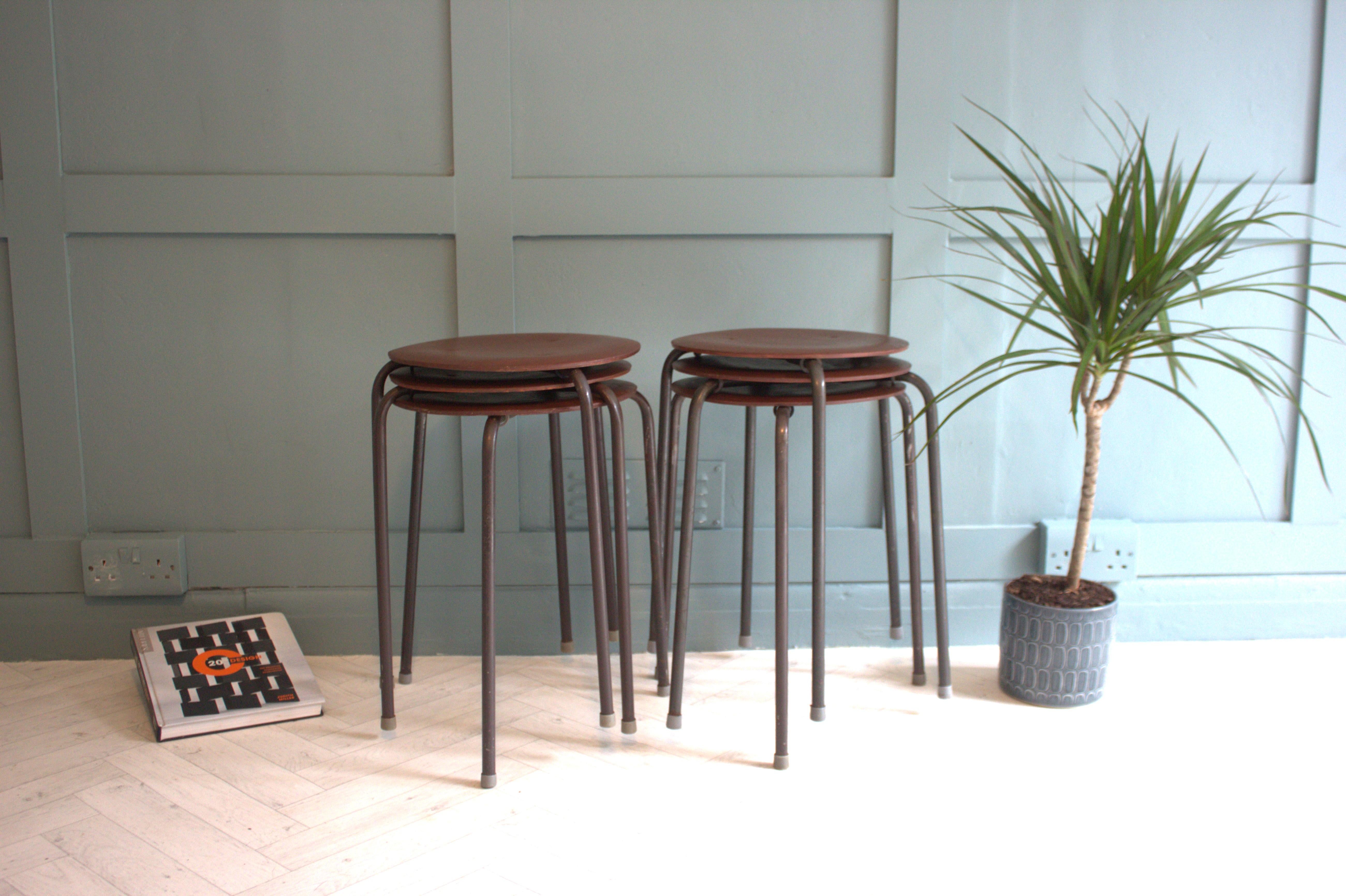 Sgabelli impilabili in teak vintage Arne Jacobsen
Sgabelli impilabili in teak vintage di Arne Jacobsen Fritz Hansen - Un design intramontabile del metà del secolo scorso
Panoramica del prodotto:

Sgabelli impilabili in teak vintage Arne Jacobsen