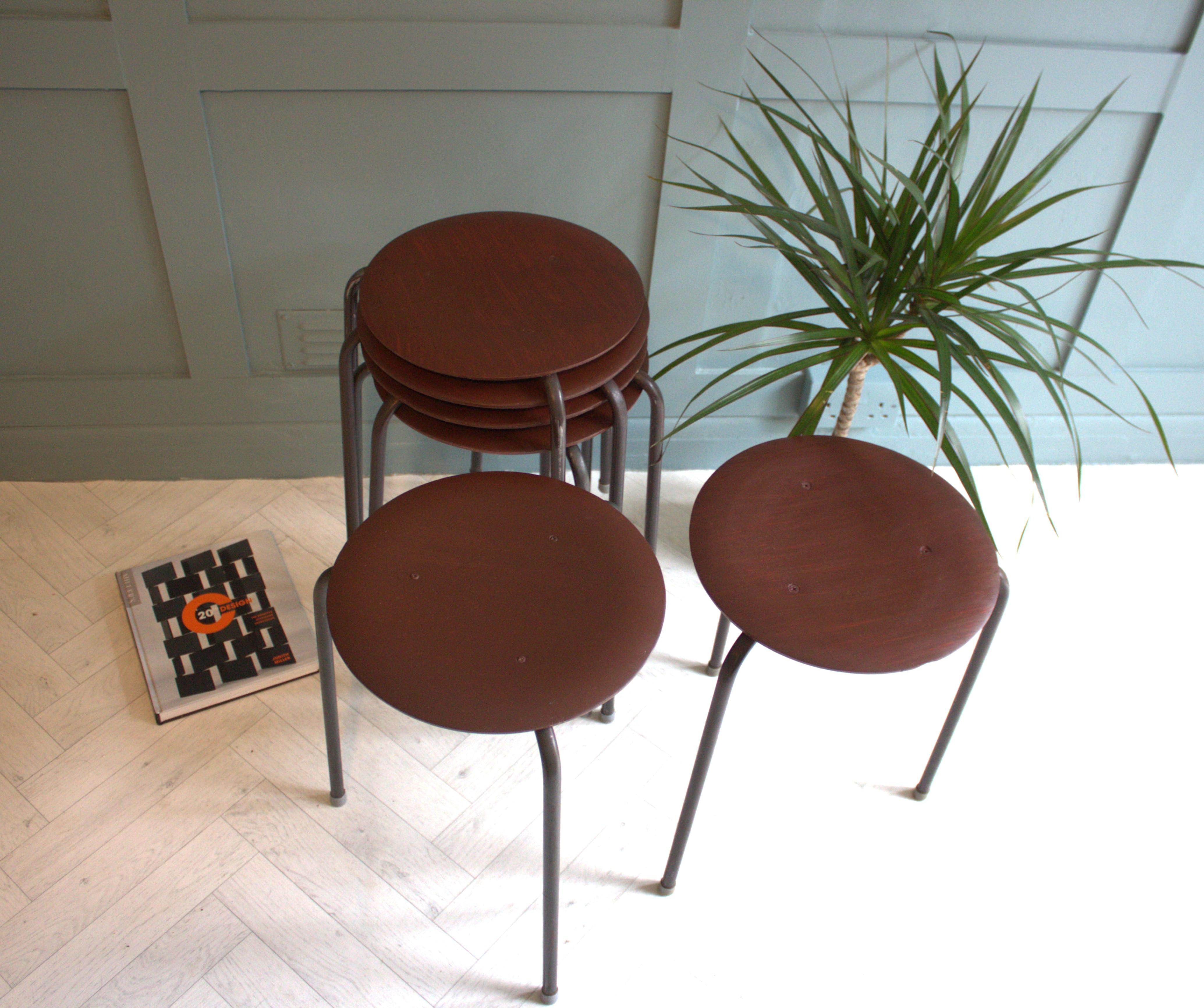 Sgabelli impilabili in teak vintage Arne Jacobsen in vendita 12
