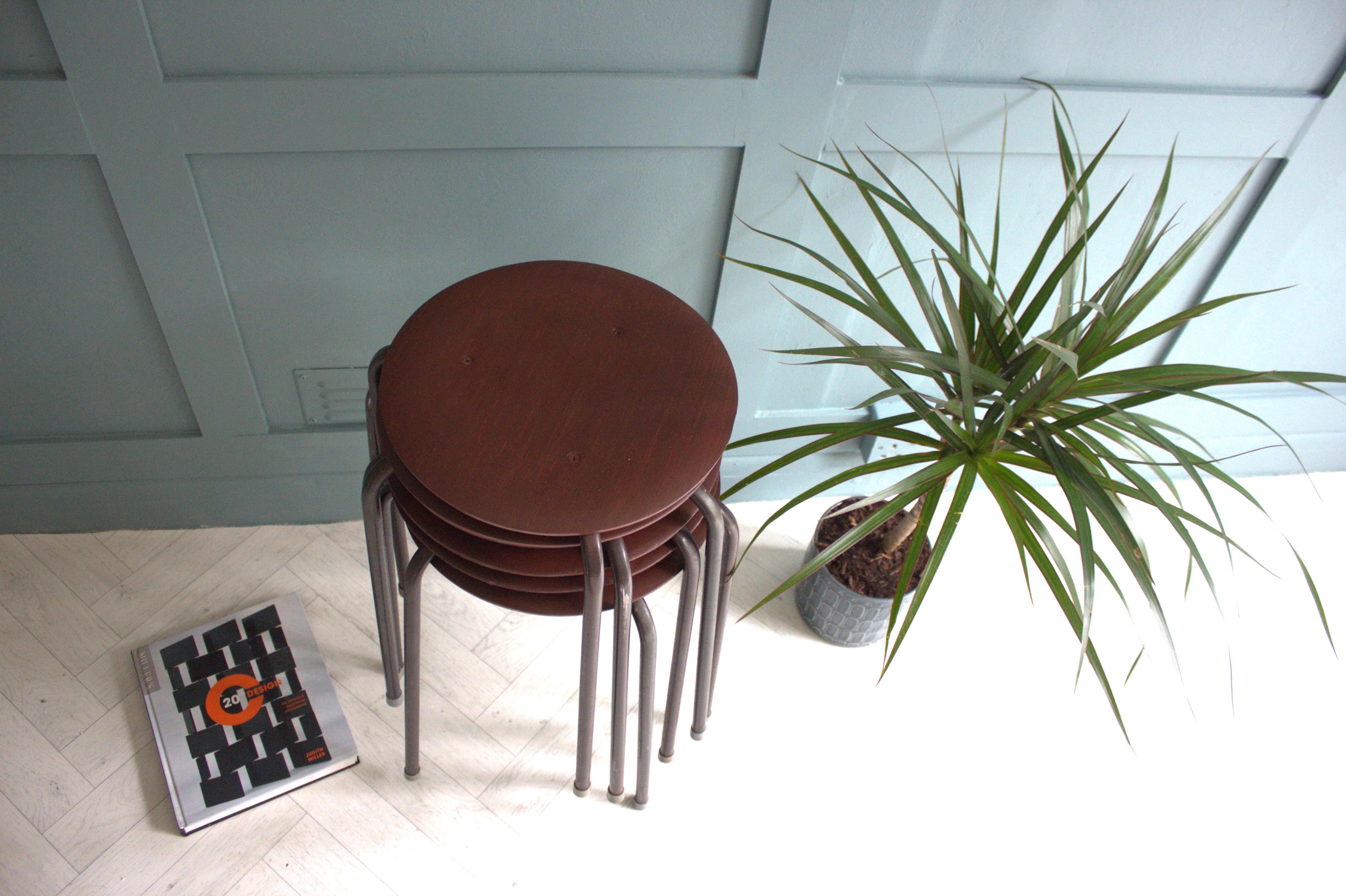 Teak Sgabelli impilabili in teak vintage Arne Jacobsen in vendita