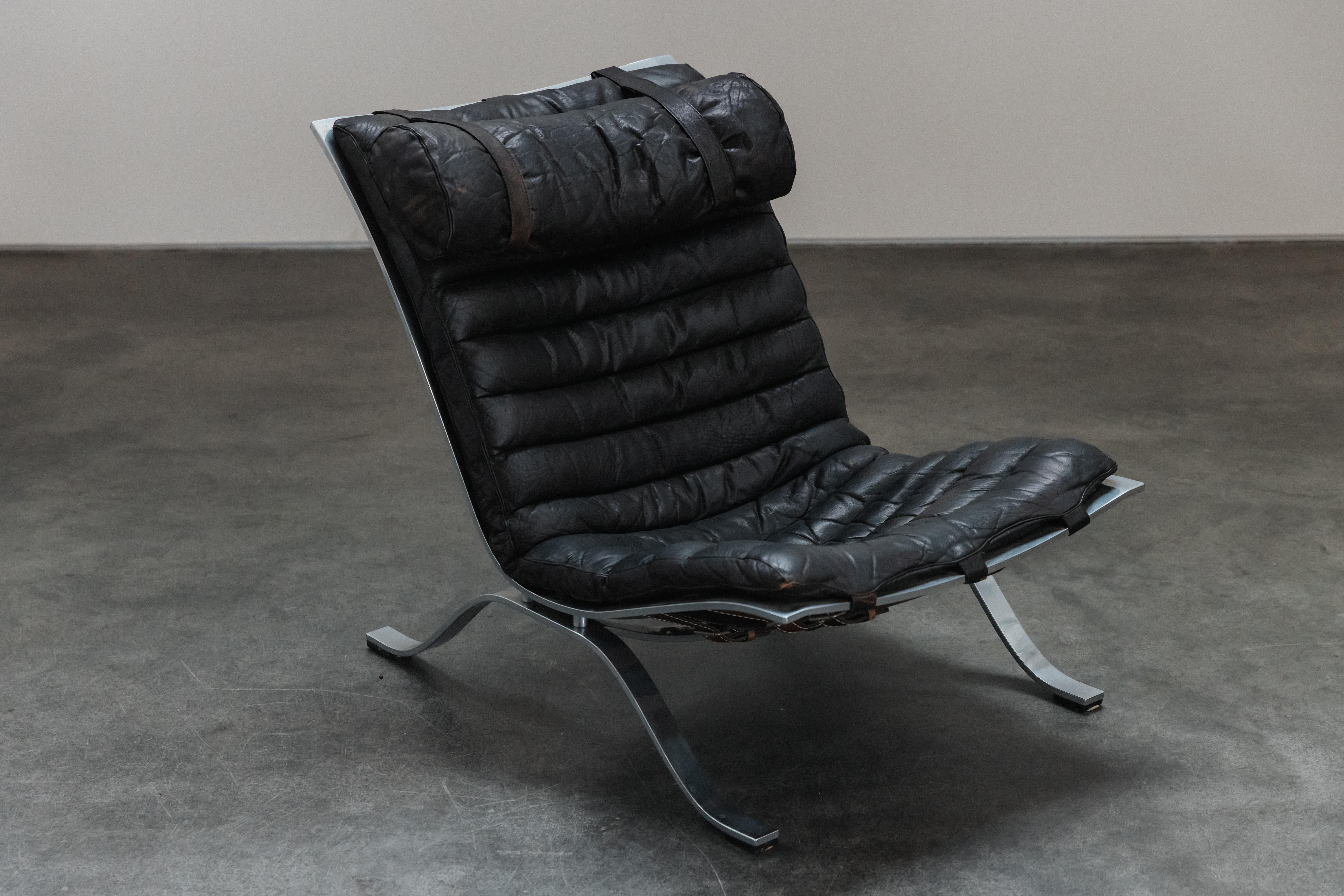 Vintage Arne Norell Ari Lounge Chair aus Schweden, CIRCA 1970.  Original schwarze Lederpolsterung mit schöner Patina.  Massiver Chromsockel.  