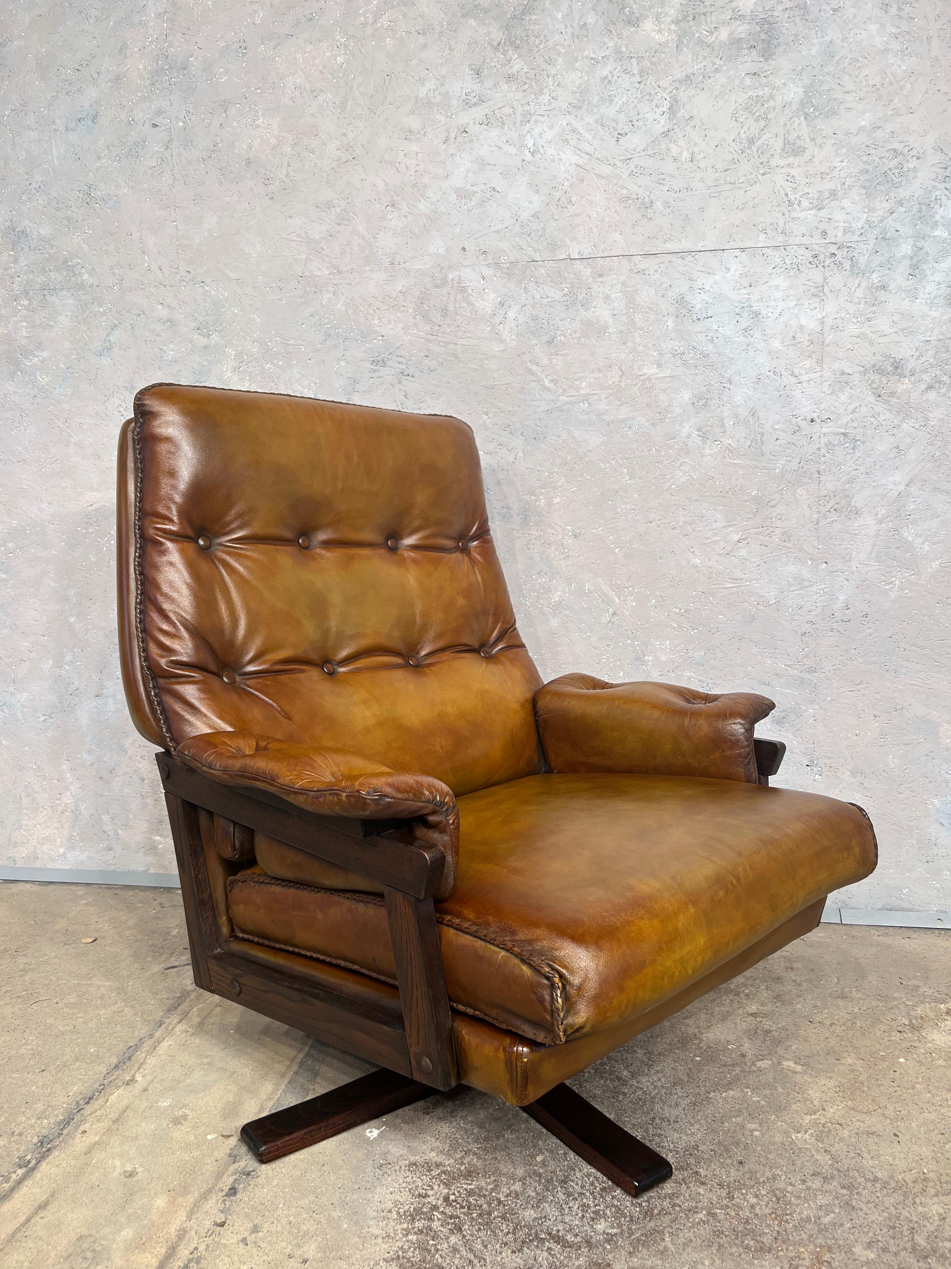 A very Stylish 1970s Swivel Chair designed by Arne Norell for Vatne Møbler.

A Great quality Chair, with detailed plaited leather edges.

A fantastic hand dyed patinated tan colour and finish.

In Excellent condition

Viewings welcome at our