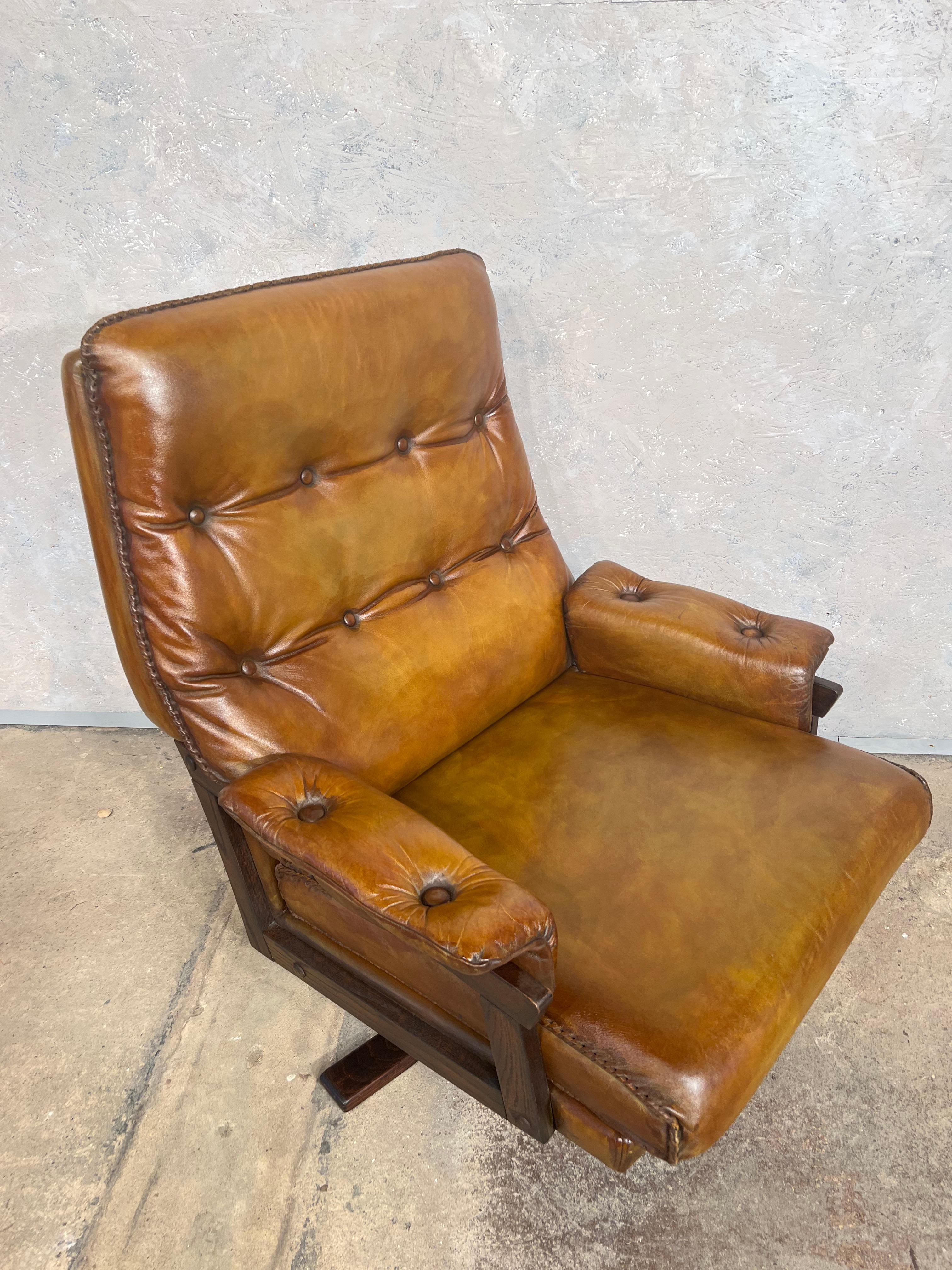 Vintage Arne Norell Leather Swivel Chair Hand dyed Tan #460 In Good Condition For Sale In Lewes, GB