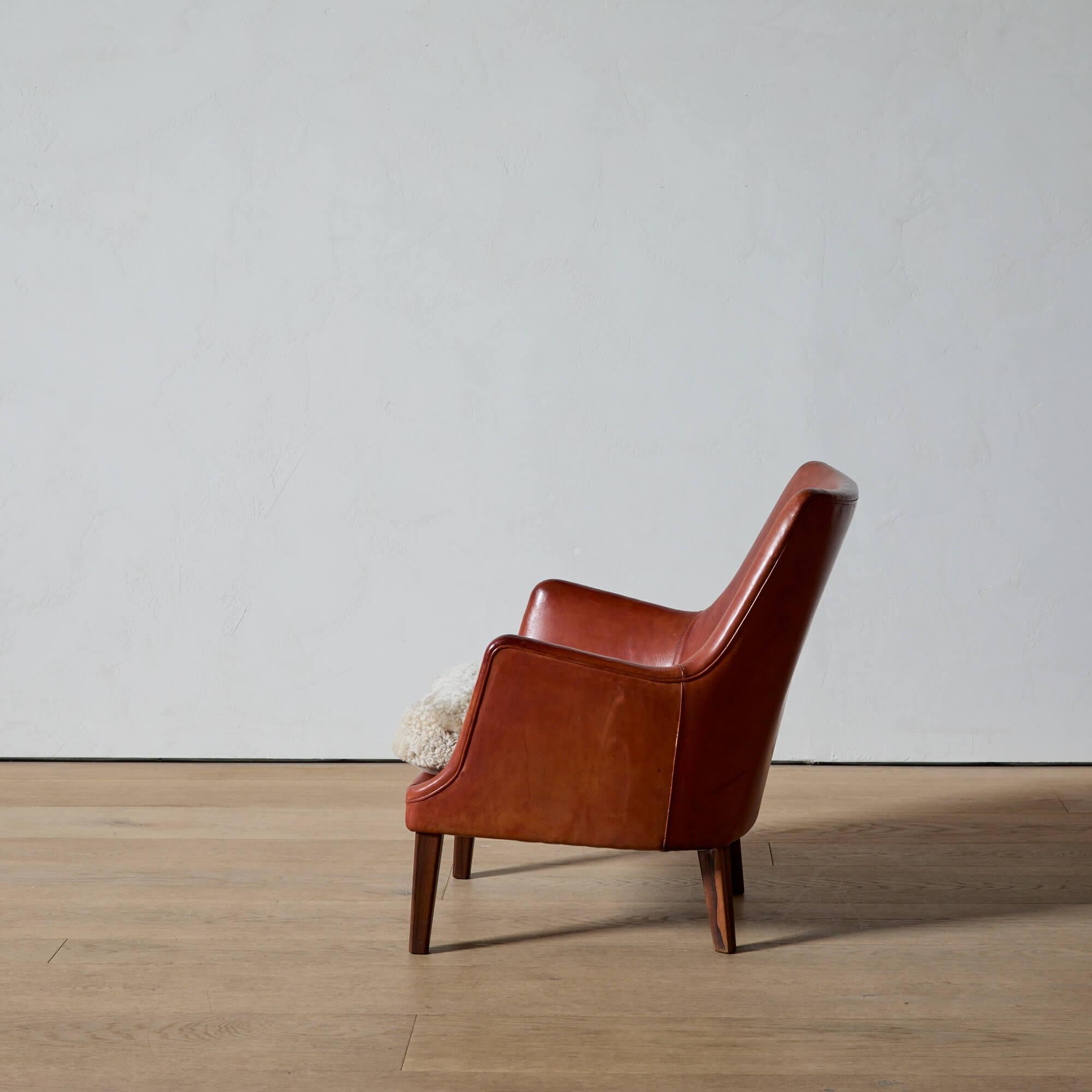 Ein gut proportionierter Sessel von Arne Vodder, hergestellt von Ivan Schlechter in den frühen 1950er Jahren. Wir lieben das stromlinienförmige Profil und das schlichte dekorative Detail der blinden Büschel an der Rückenlehne. Das Original-Leder ist