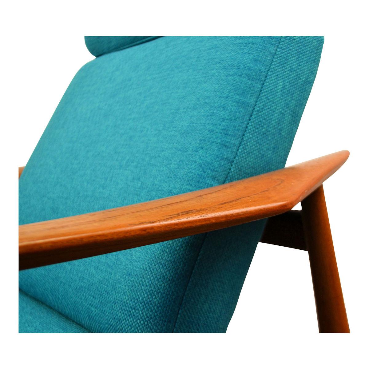 Stylish Danish modern model FD164 easy chair designed by Arne Vodder for Danish manufacturer Cado. This comfortable, solid teak chair features a typical organic Arne Vodder design with blue upholstery and matching ottoman. Adjustable in 3 positions