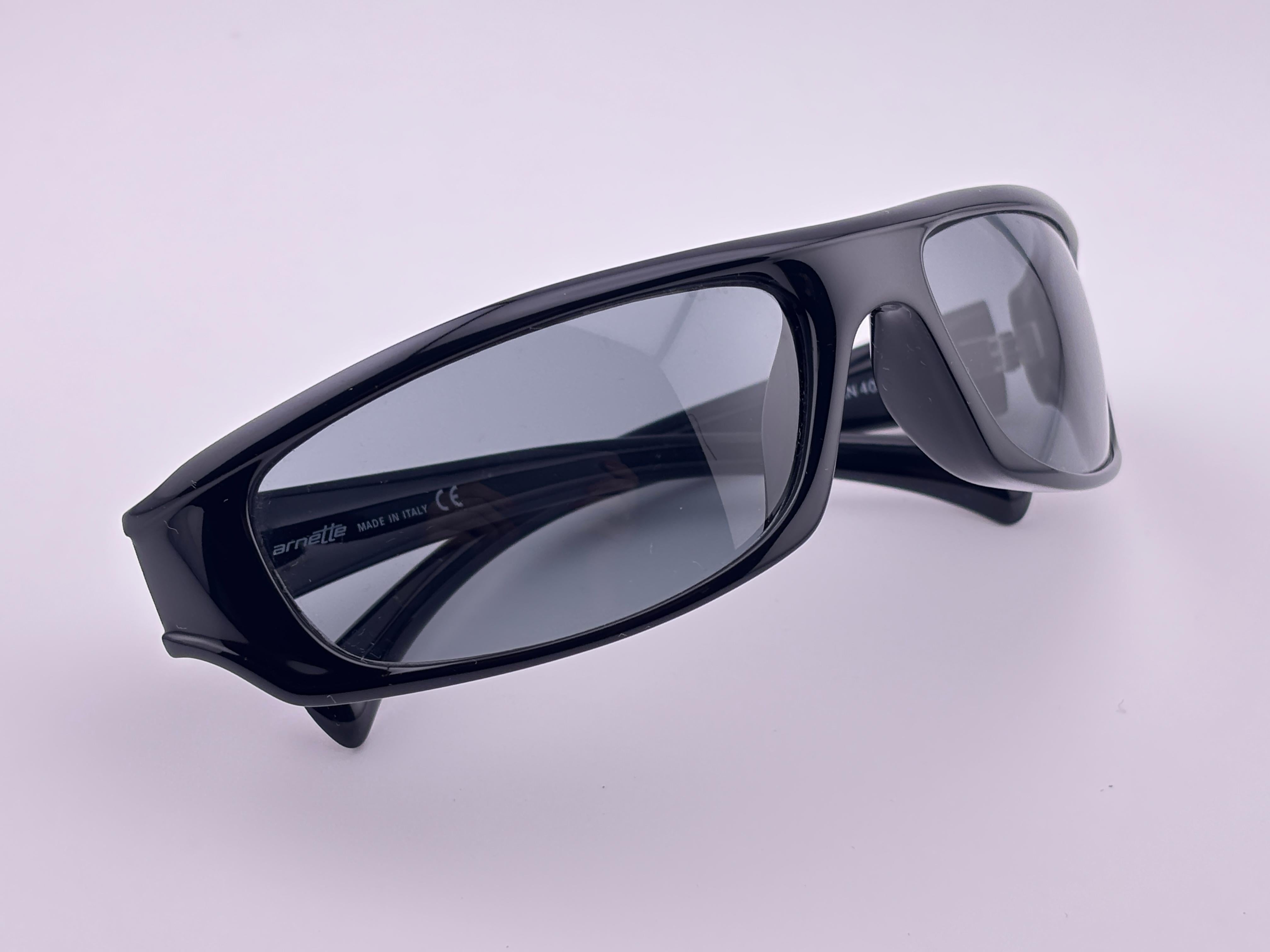 New Vintage Arnette Black Sleek Warp Around Sunglasses  Sporting Grey Lenses.

Produced And Design At The Beginning Of 2000'S. 


It Has Some Light Wear Due To 30 Years Of Storage.

Front : 18 Cms

Lens Height : 3 Cms

Lens Width : 6 Cms

