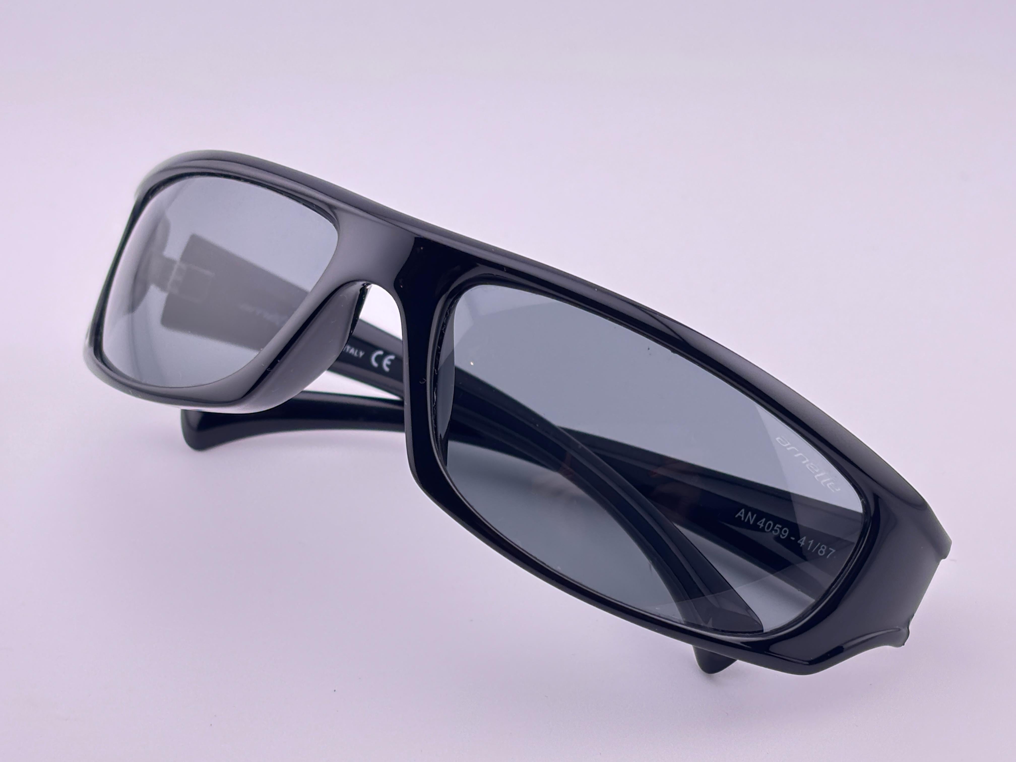 Vintage Arnette An 4059 Wrap Around Sleek Black  1990'S Y2K Sunglasses In New Condition For Sale In Baleares, Baleares