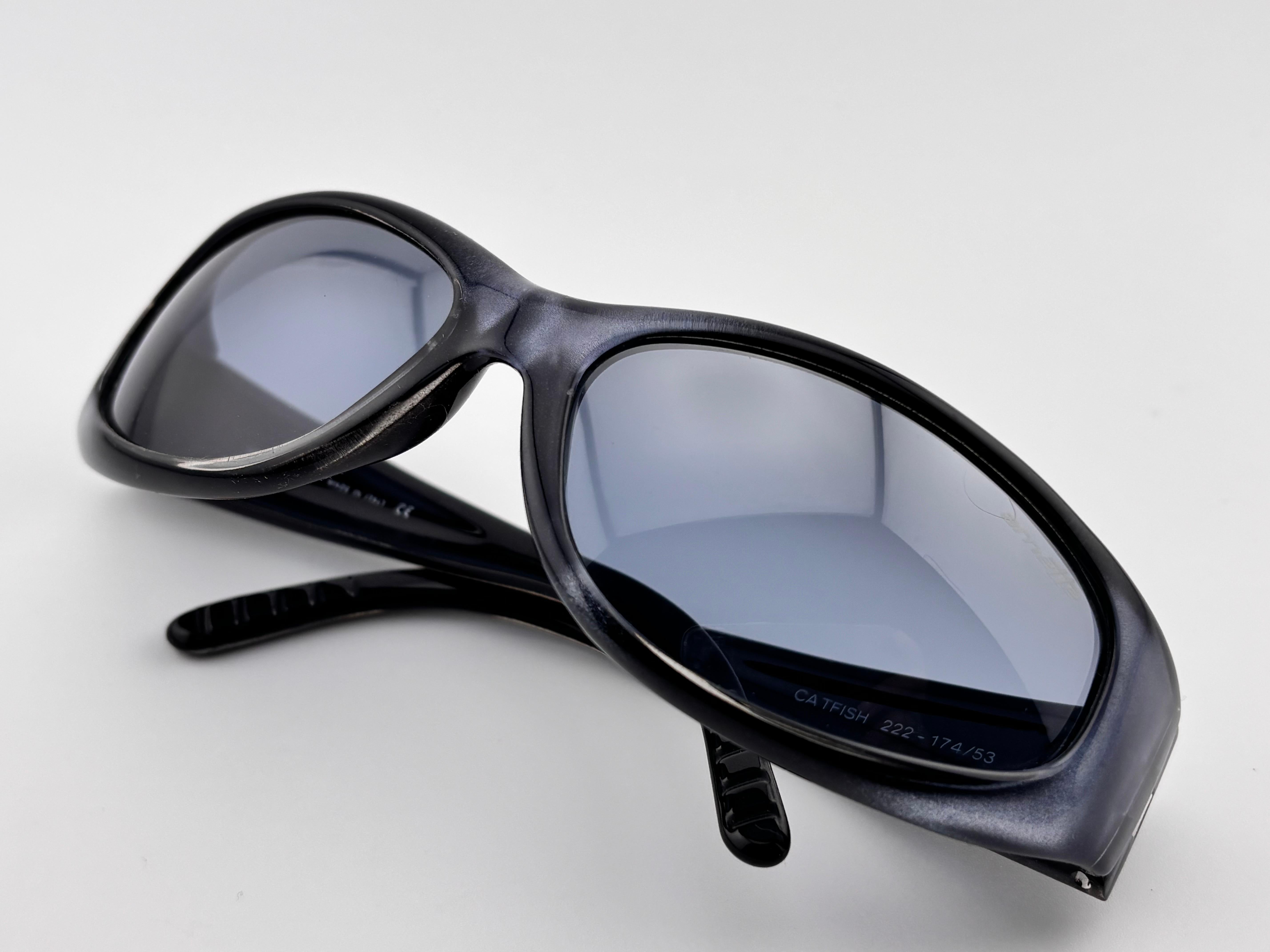 New Vintage Arnette Sleek Metallic Wrap Around Sunglasses Sporting Grey Lenses.

Produziert und gestaltet zu Beginn der 2000er Jahre. 


Es hat einige leichte Abnutzung durch 30 Jahre der Lagerung.

Vorderseite : 17 Zentimeter

Linse Höhe : 3