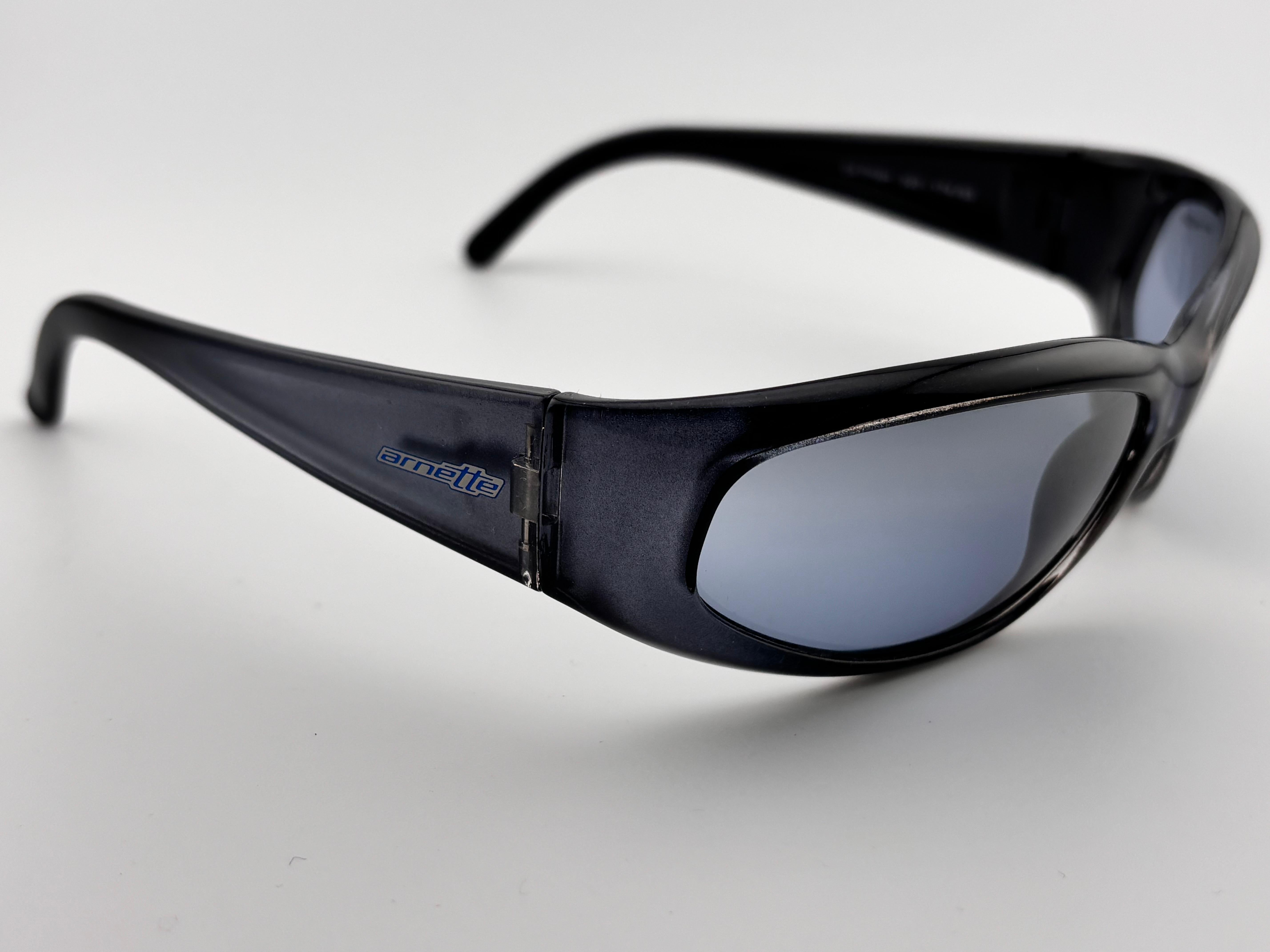 Vintage Arnette Catfish 222 Wrap Around Sleek Schwarz  1990'S Y2K-Sonnenbrille für Damen oder Herren im Angebot