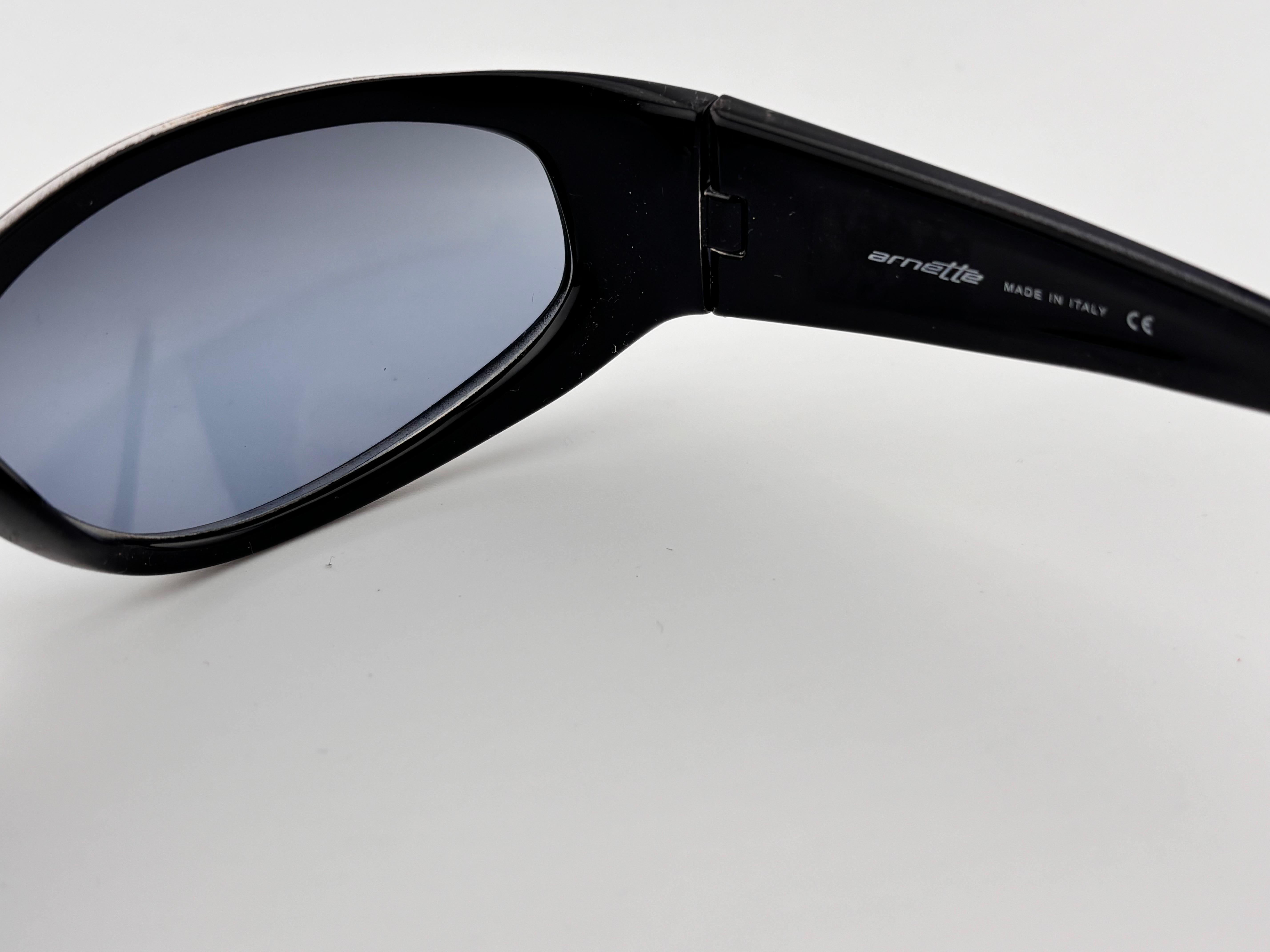 Vintage Arnette Catfish 222 Wrap Around Sleek Schwarz  1990'S Y2K-Sonnenbrille im Angebot 1