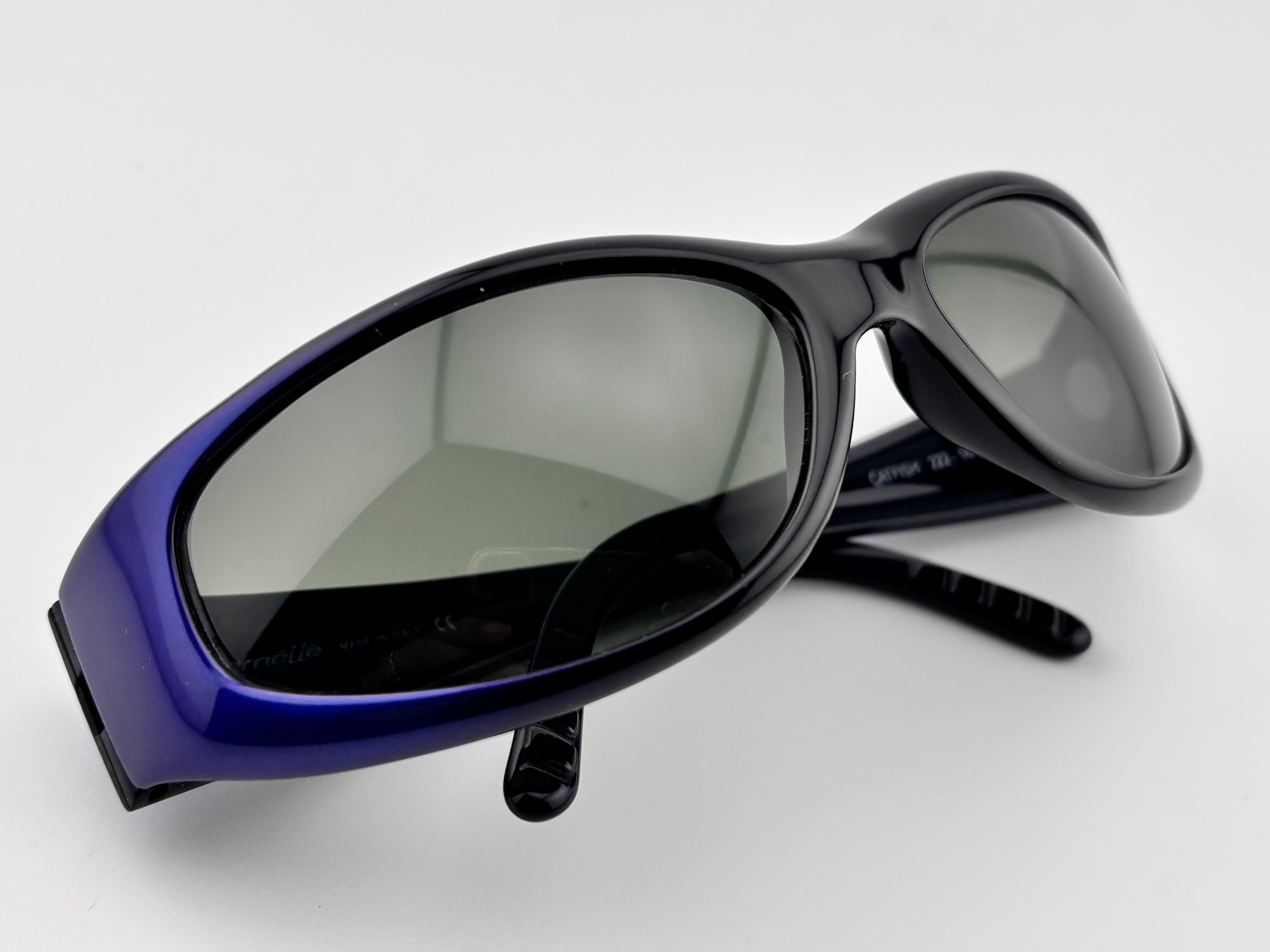 Noir Lunettes de soleil vintage Arnette Catfish 222 Wrap Around Sleek Blue 1990's Y2K en vente