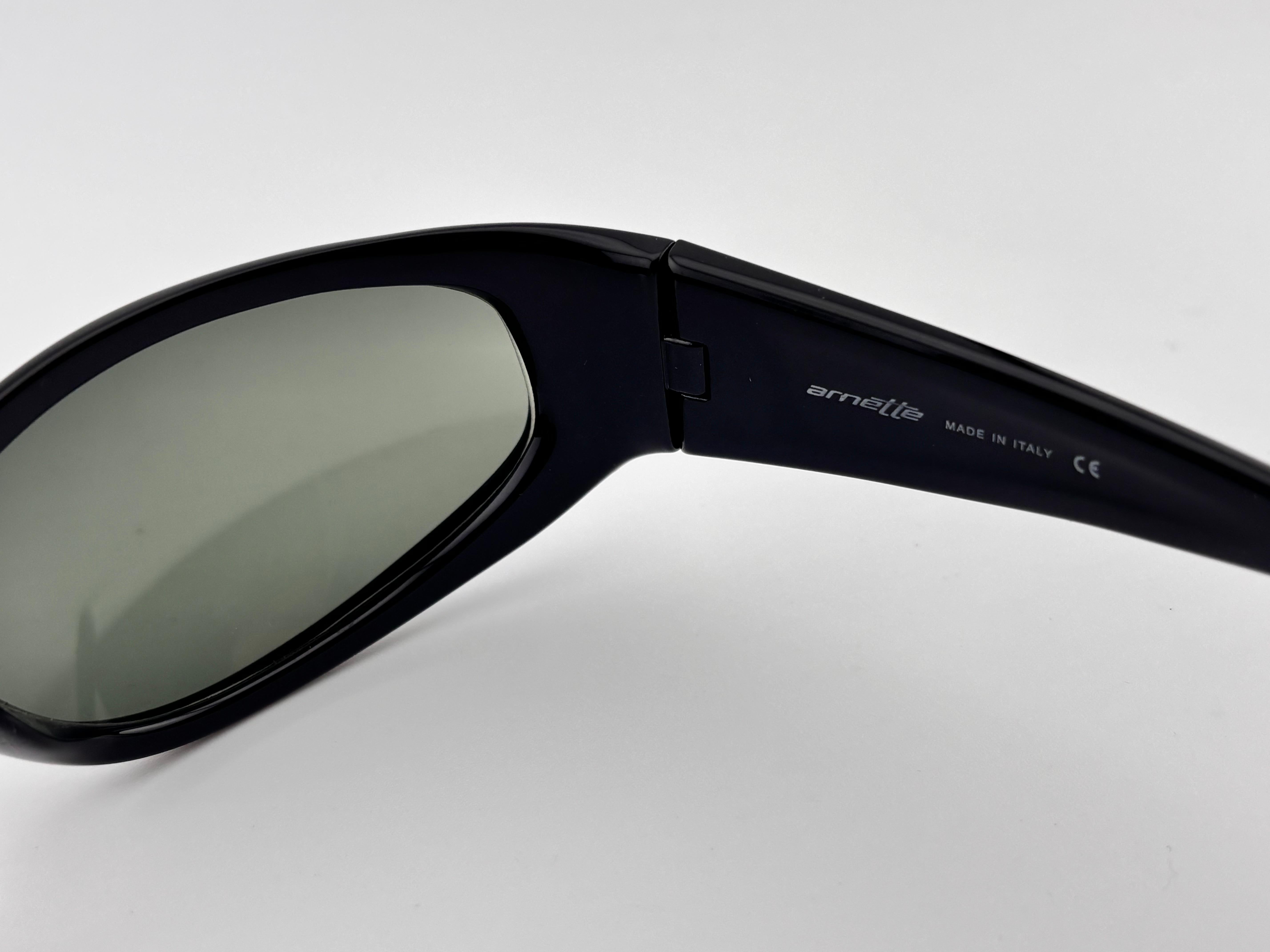 Lunettes de soleil vintage Arnette Catfish 222 Wrap Around Sleek Blue 1990's Y2K Unisexe en vente