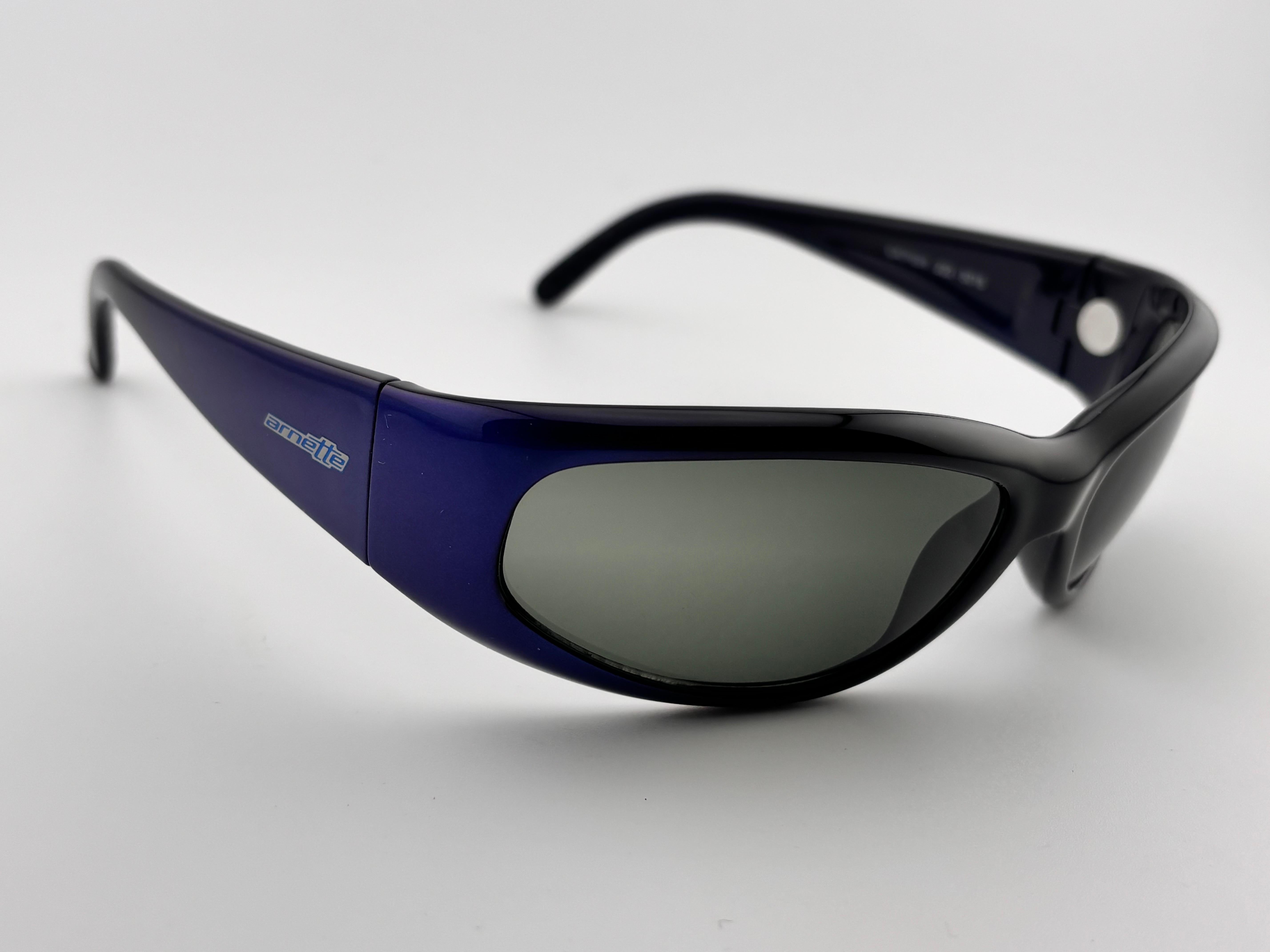 Lunettes de soleil vintage Arnette Catfish 222 Wrap Around Sleek Blue 1990's Y2K en vente 1