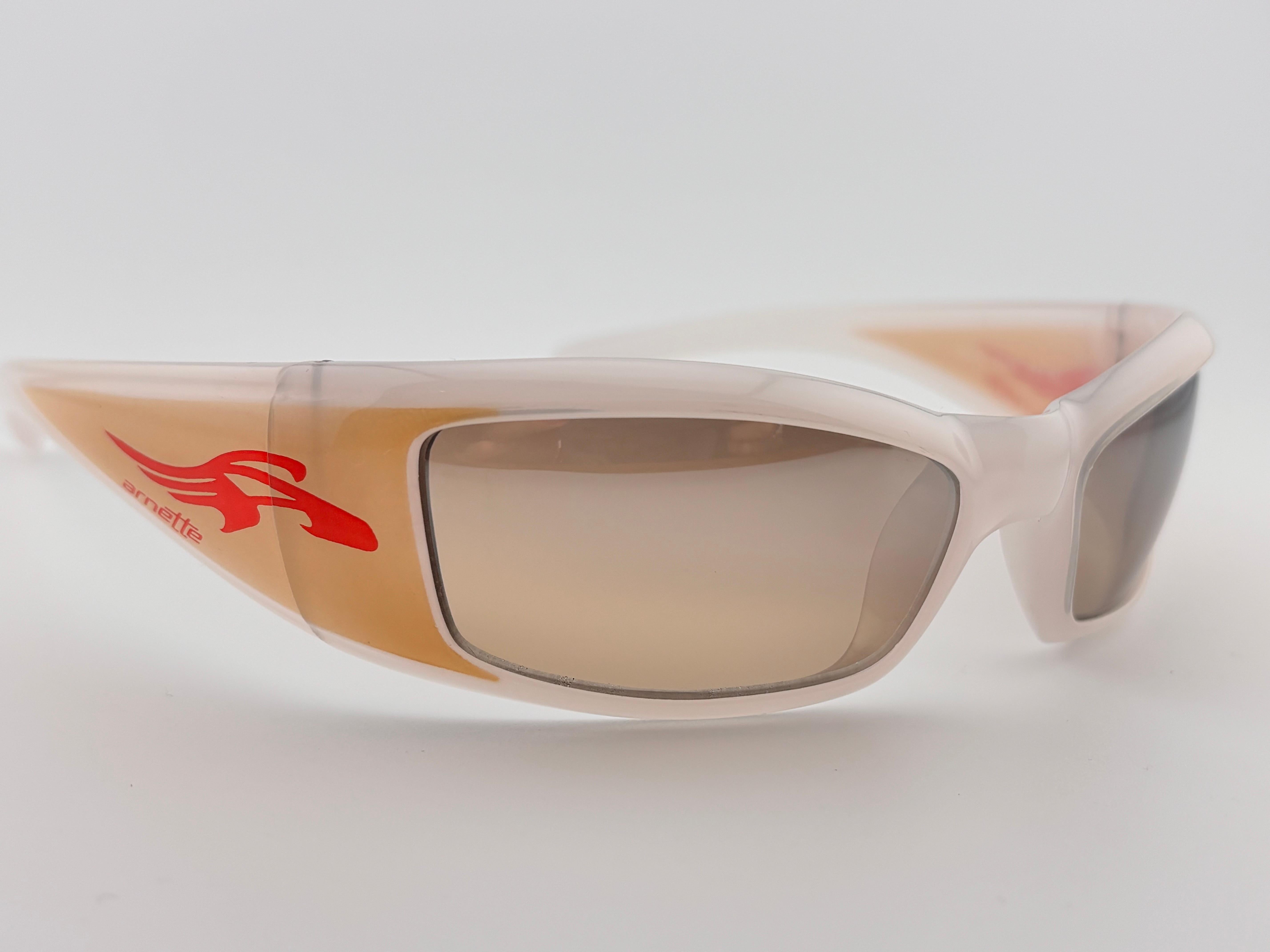 Lunettes de soleil vintage Arnette Catfish Rage Wrap Around Sleek Beige 1990's Y2K Sunglasses en vente 2