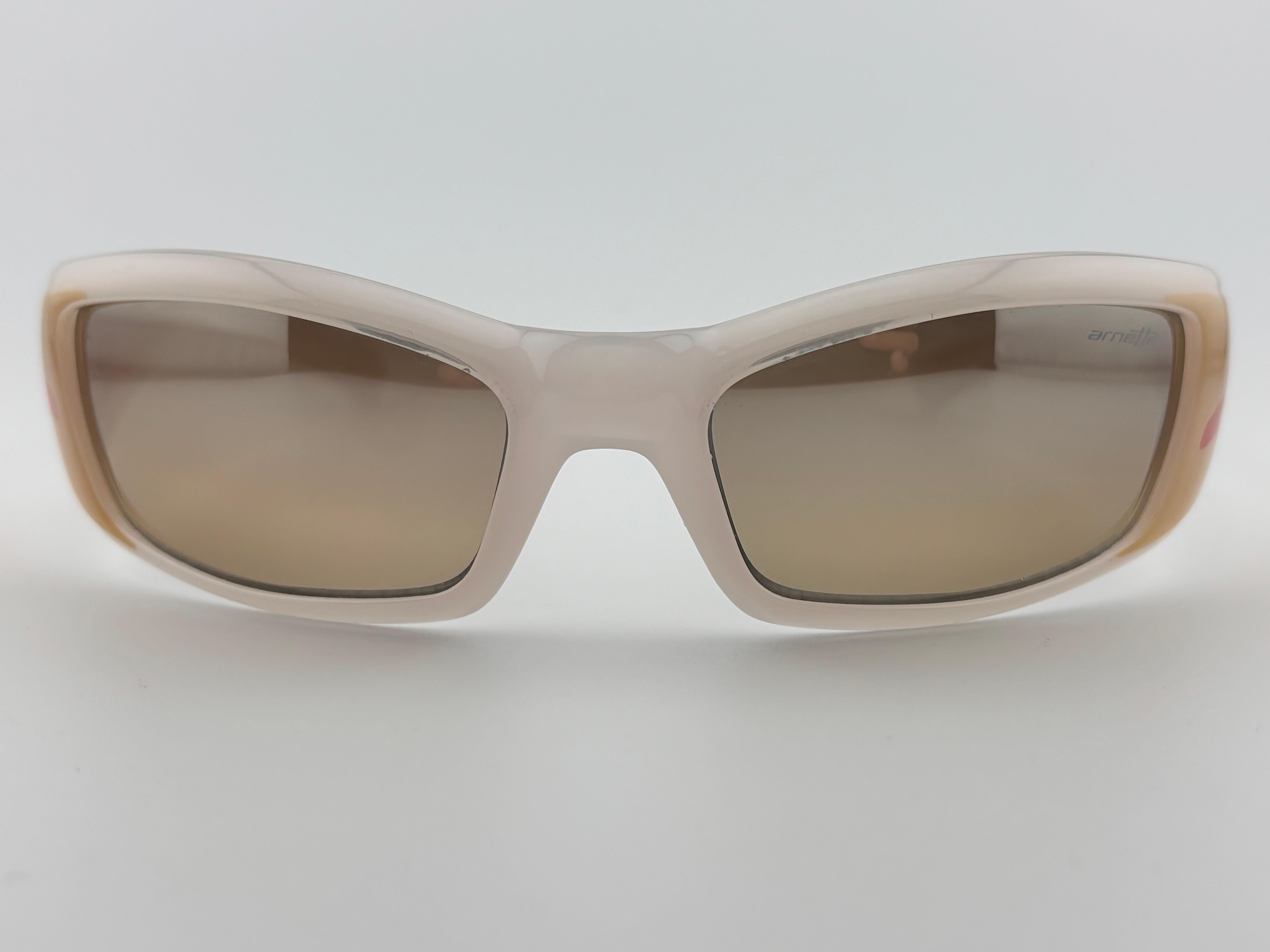 Lunettes de soleil vintage Arnette Catfish Rage Wrap Around Sleek Beige 1990's Y2K Sunglasses en vente 3