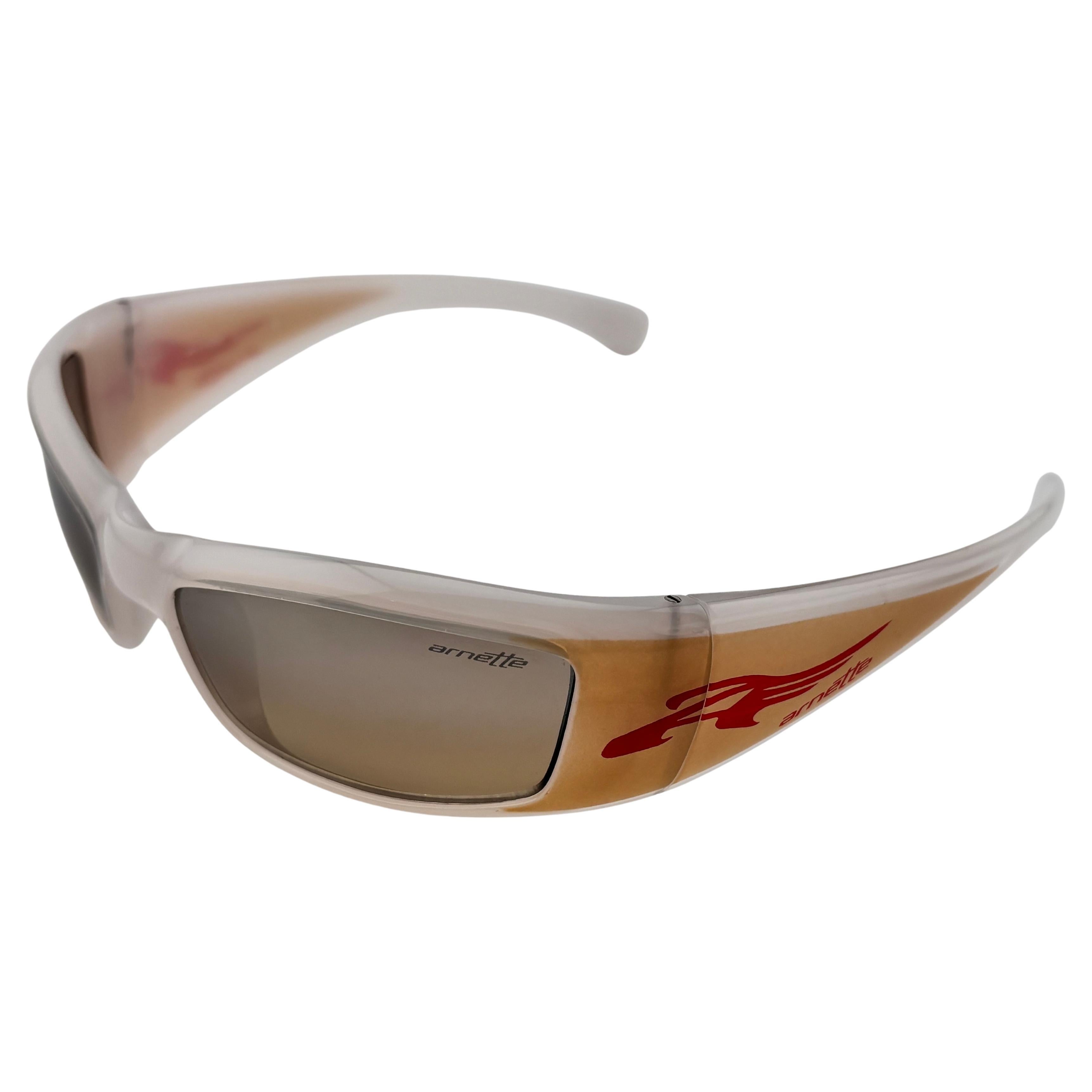Lunettes de soleil vintage Arnette Catfish Rage Wrap Around Sleek Beige 1990
s Y2K Sunglasses en vente