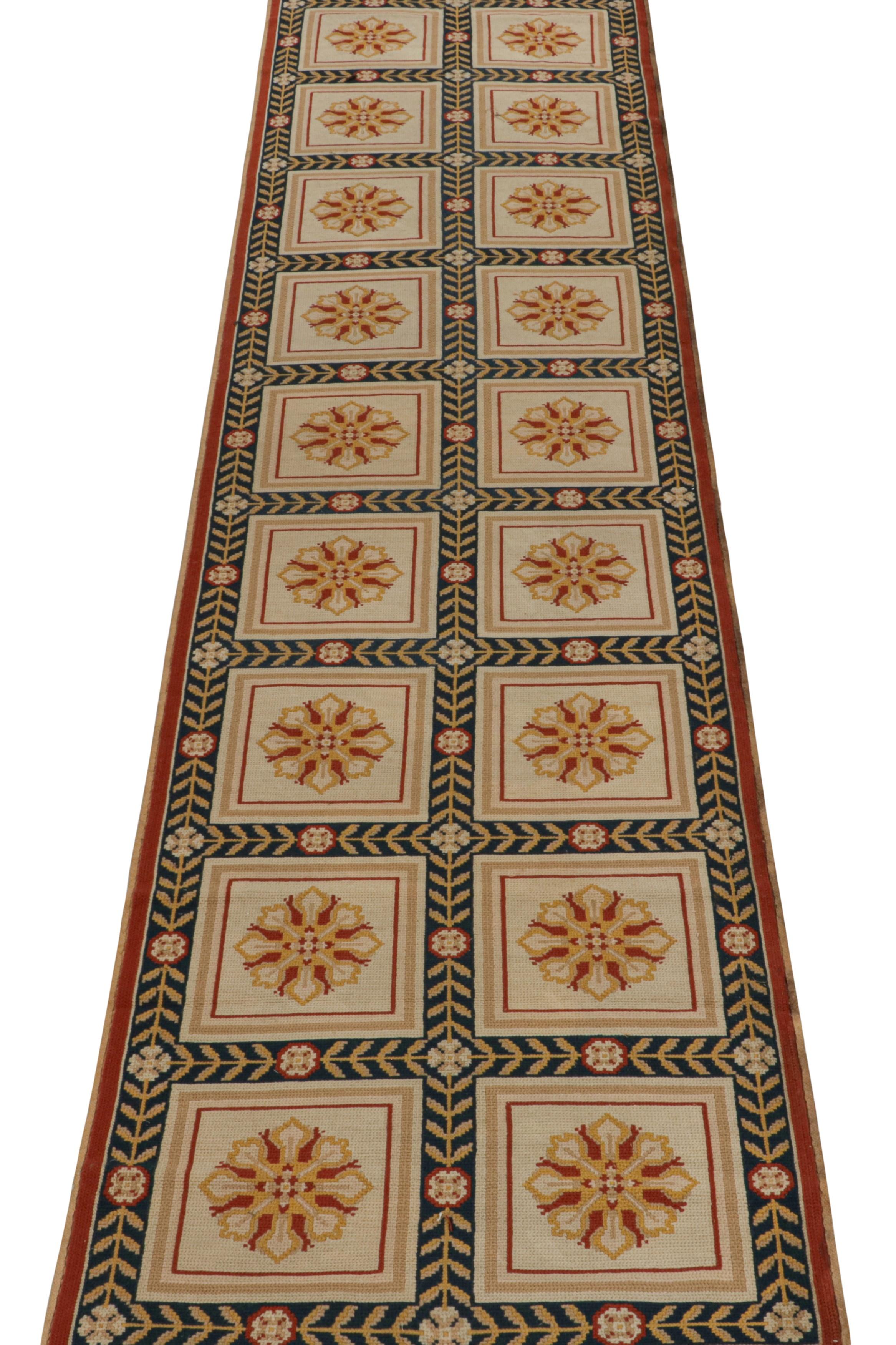Portugais Tapis de couloir Arraiolos vintage en médaillons à fleurs beiges, rouges et or en vente