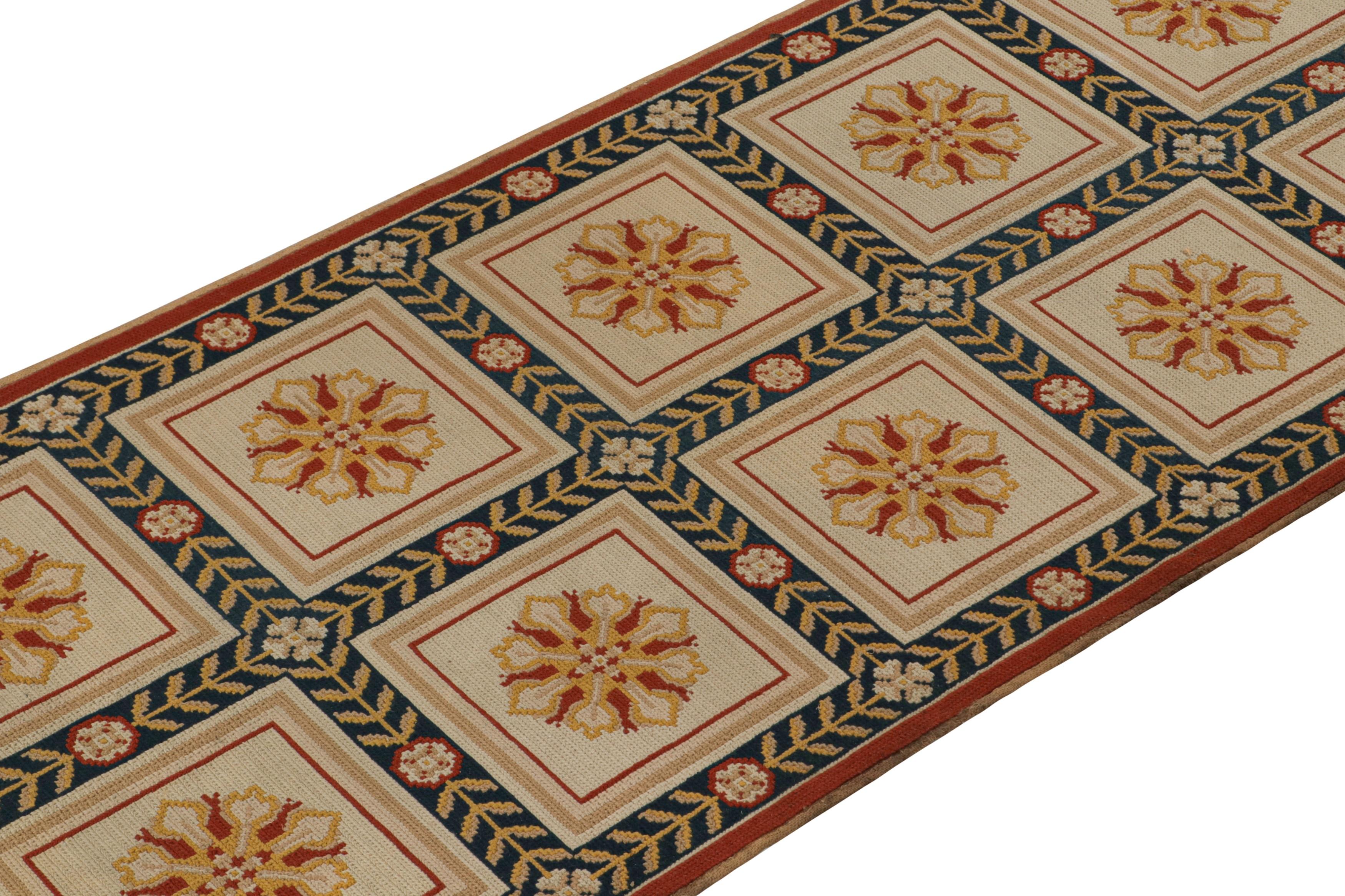 Noué à la main Tapis de couloir Arraiolos vintage en médaillons à fleurs beiges, rouges et or en vente