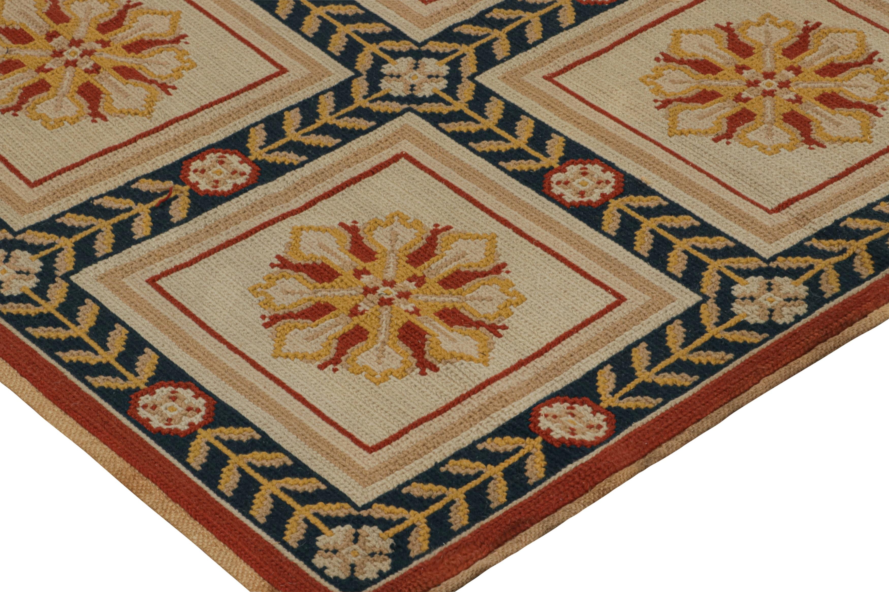 Tapis de couloir Arraiolos vintage en médaillons à fleurs beiges, rouges et or Bon état - En vente à Long Island City, NY