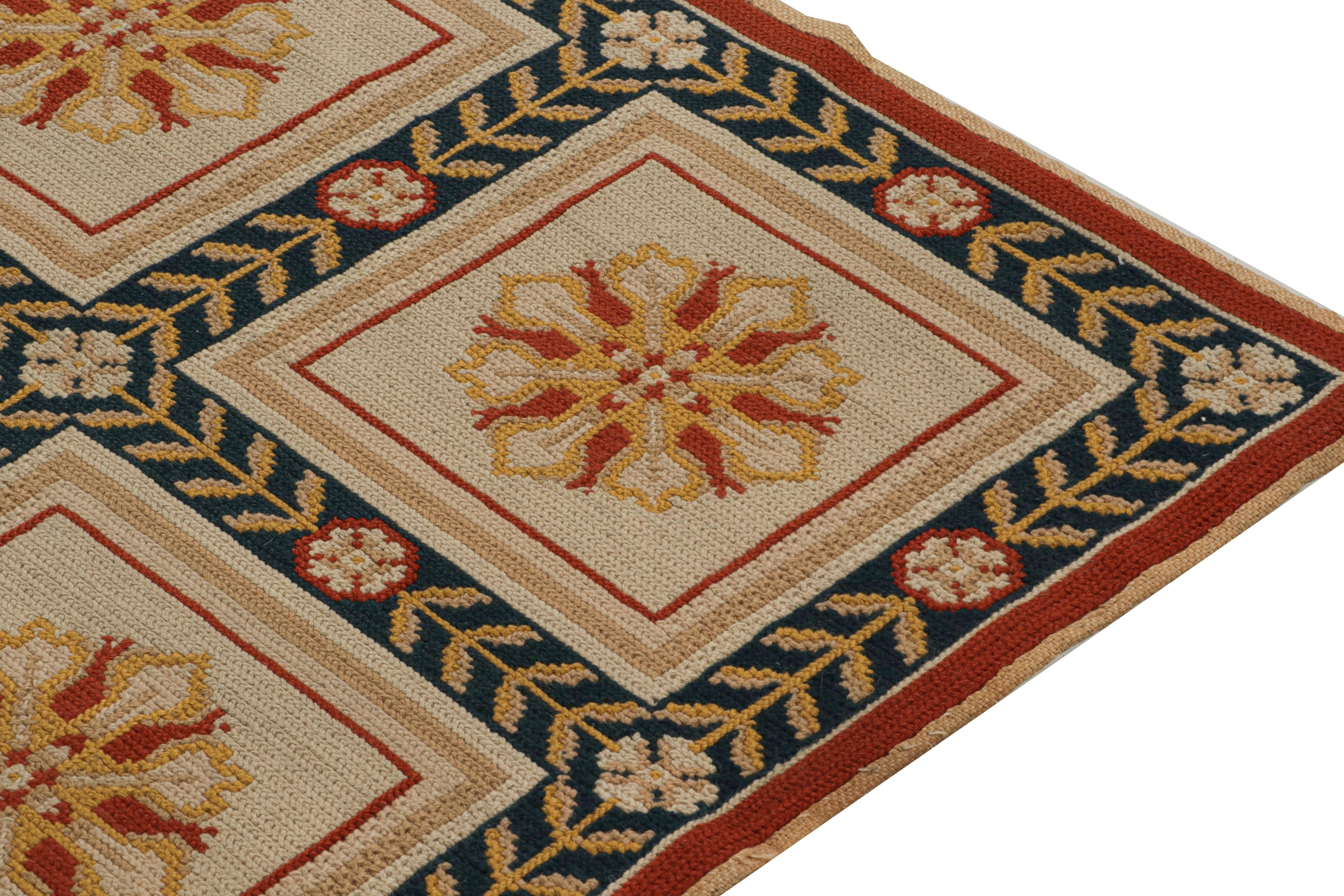 Vintage Arraiolos Vintage-Nadelspitze-Läufer aus Beige, Rot und Gold mit Blumenmedaillons im Zustand „Gut“ im Angebot in Long Island City, NY