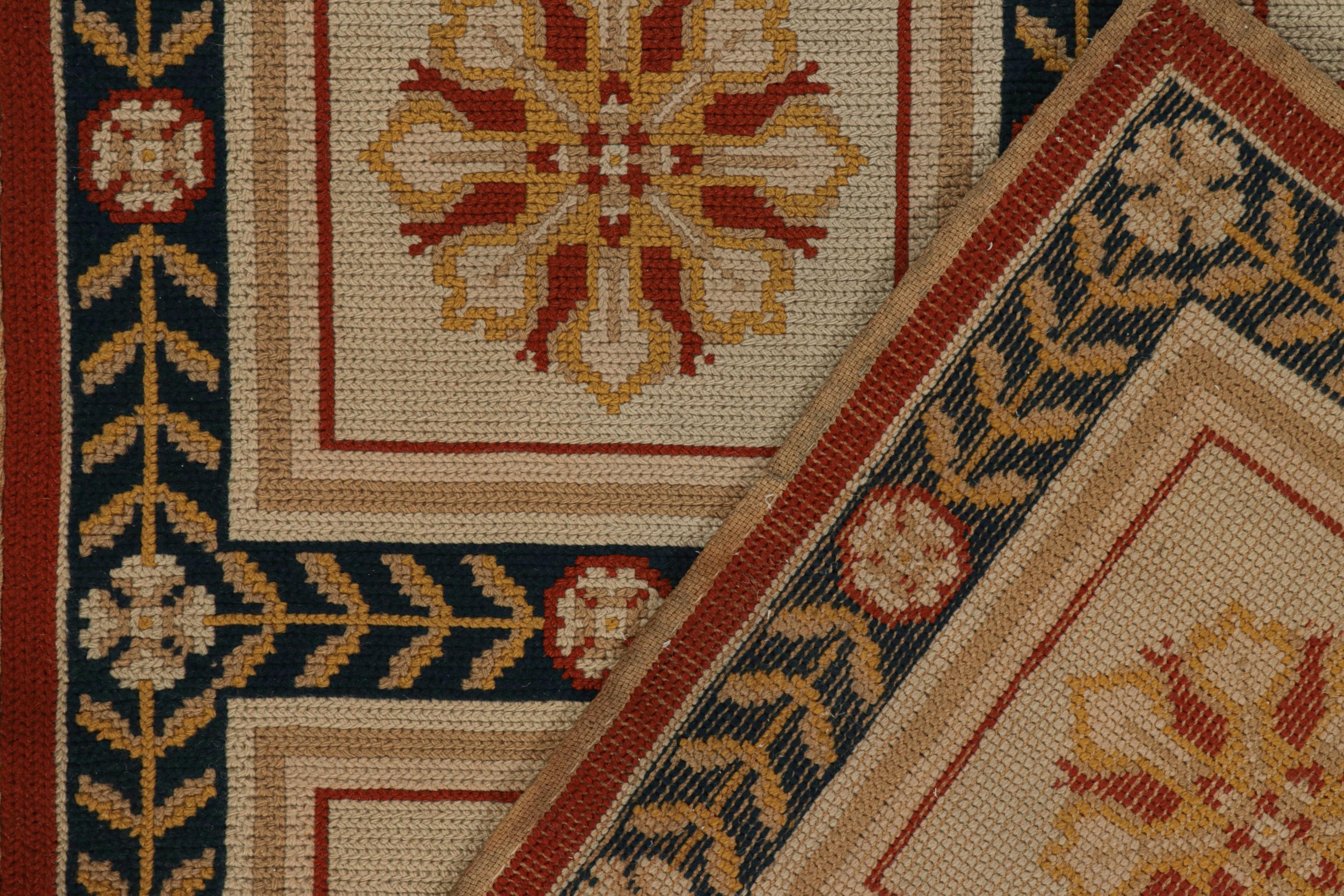 Laine Tapis de couloir Arraiolos vintage en médaillons à fleurs beiges, rouges et or en vente