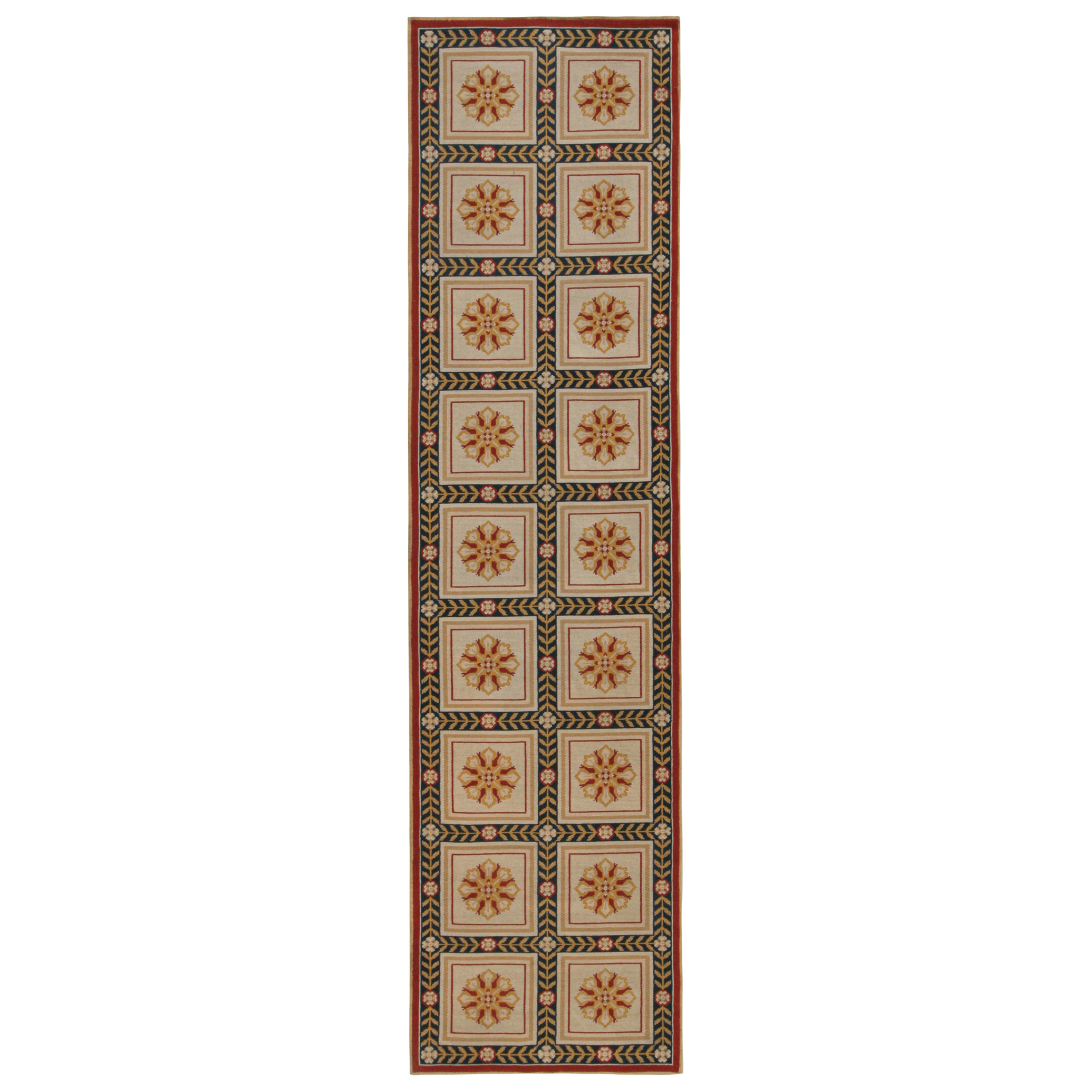 Chemins de table vintage Arraiolos en beige, rouge et médaillons floraux dorés