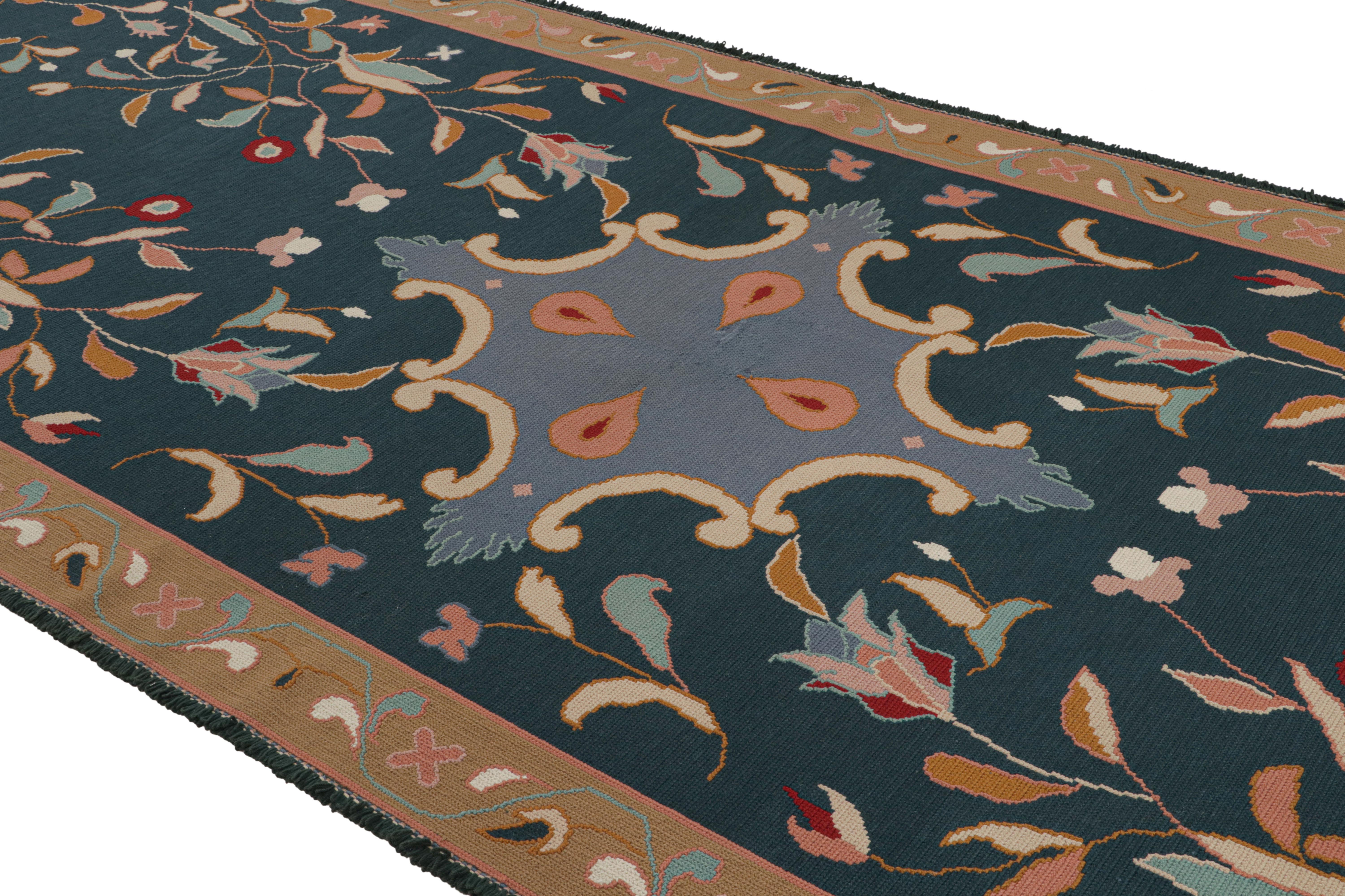 Vintage Arraiolos Läufer in Blau mit Blumenmustern, von Rug & Kilim (Moderne) im Angebot