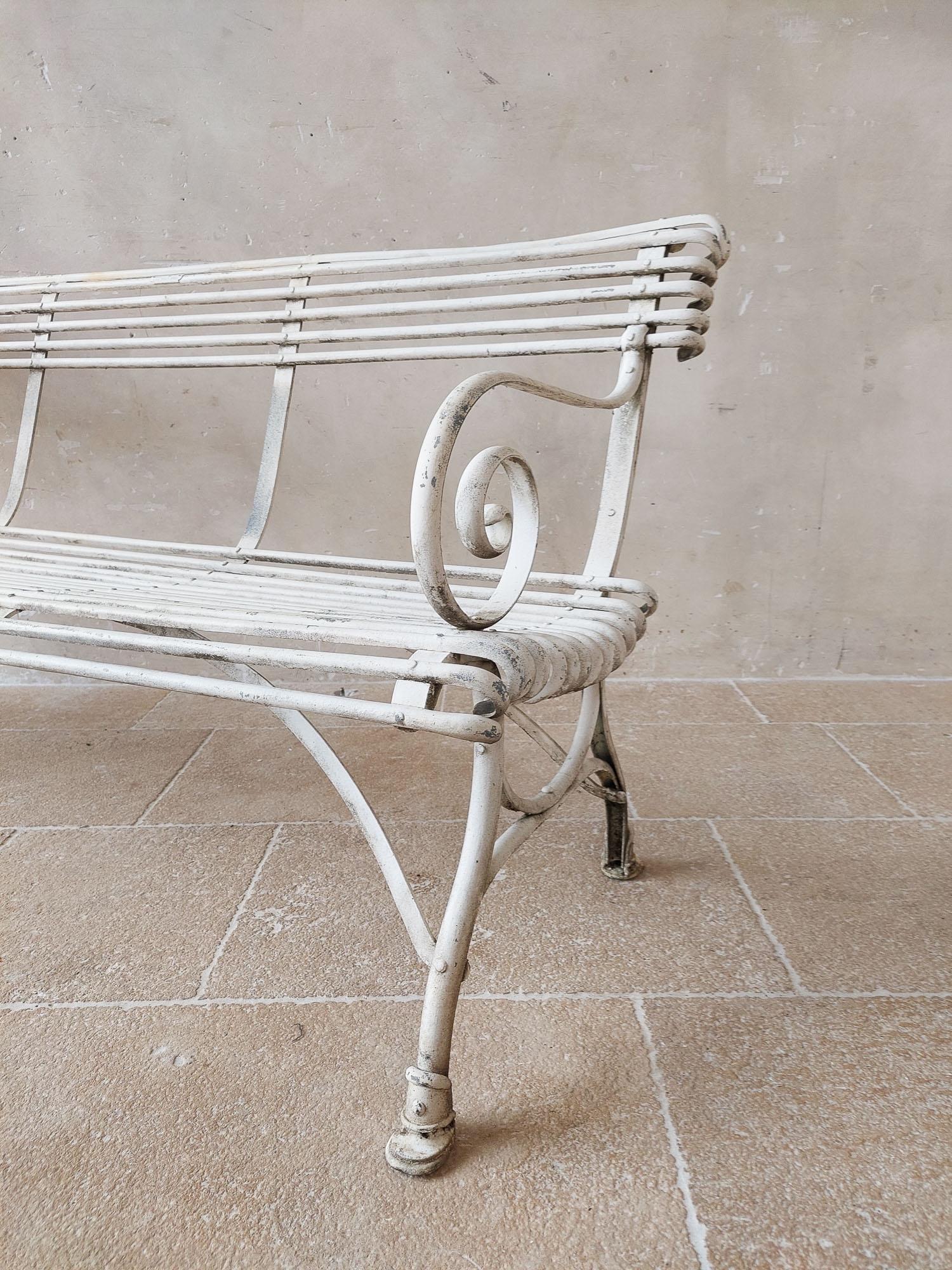 Vintage Arras style Garden Bench with White Patina In Good Condition In Baambrugge, NL