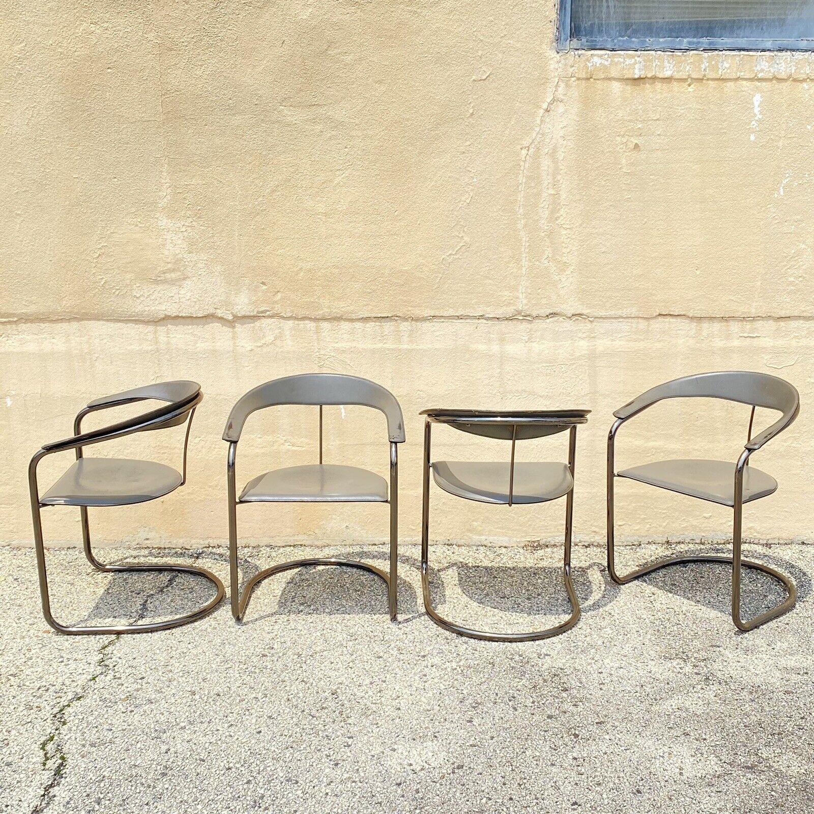 Chaises modernes italiennes vintage Arrben Italy Canasta Cantilever en cuir gris - Lot de 4. L'article présente un dossier et des sièges en cuir gris, des piétements luge en acier, le cachet original du fabricant, des lignes modernistes épurées, une