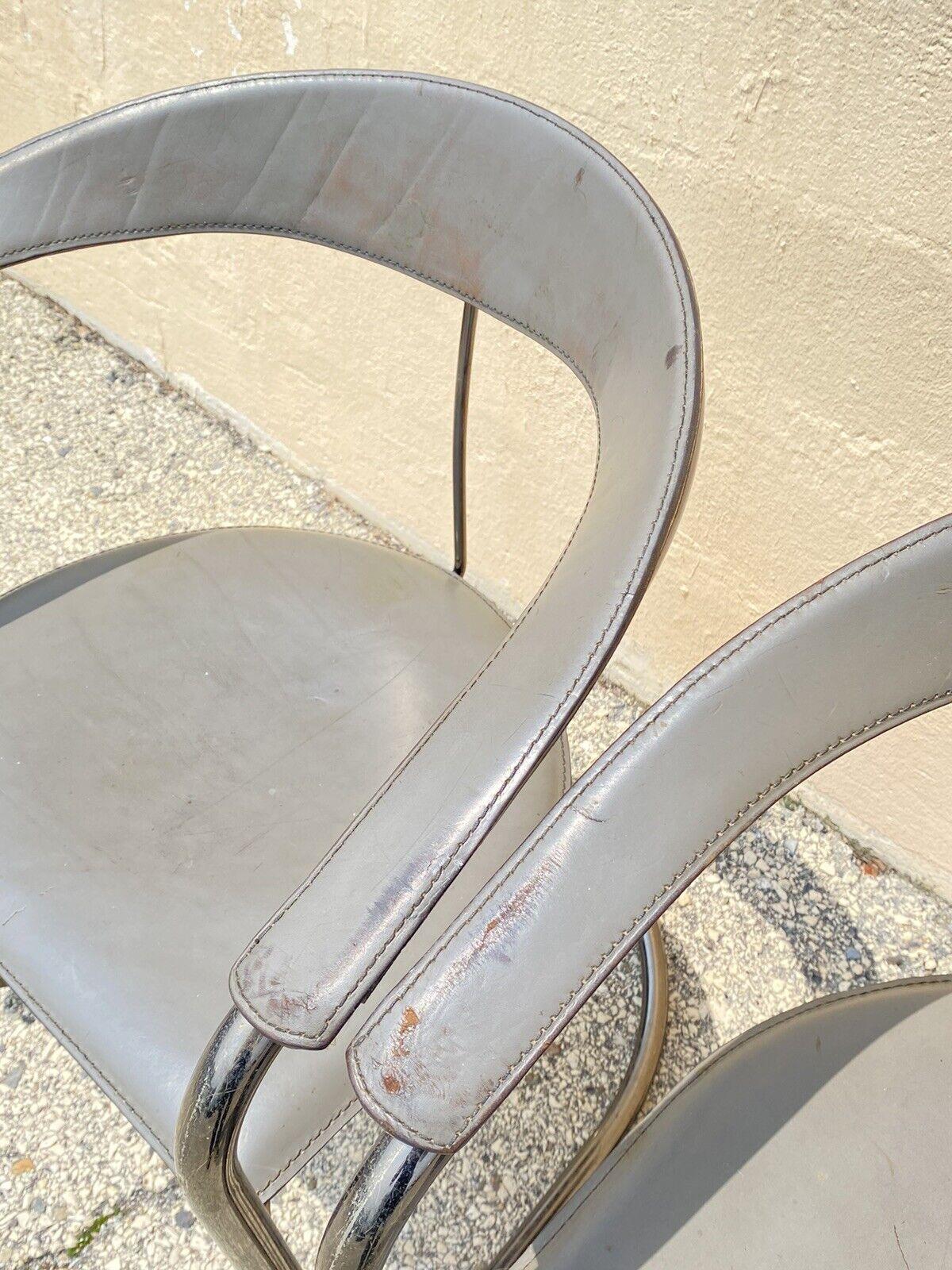 Canasta Freitragende moderne italienische Vintage-Stühle aus grauem Leder von Arrben - 4 im Angebot 3