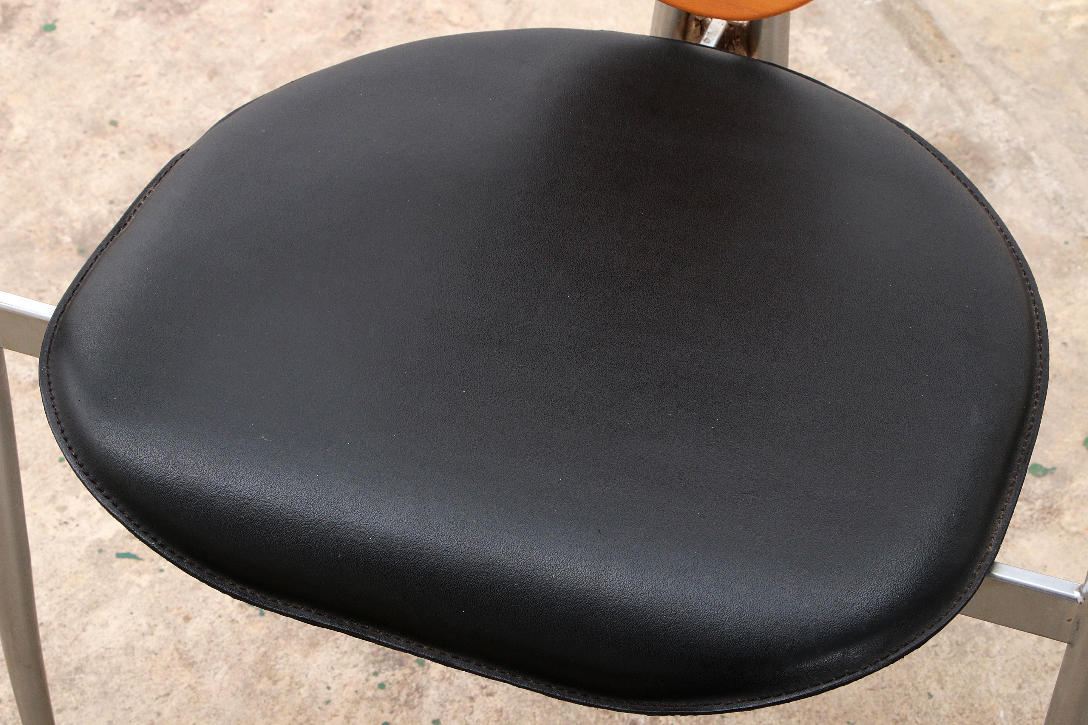 Chaises de salle à manger vintage Arrben Italy, cuir noir avec accoudoirs en cuir. en vente 8