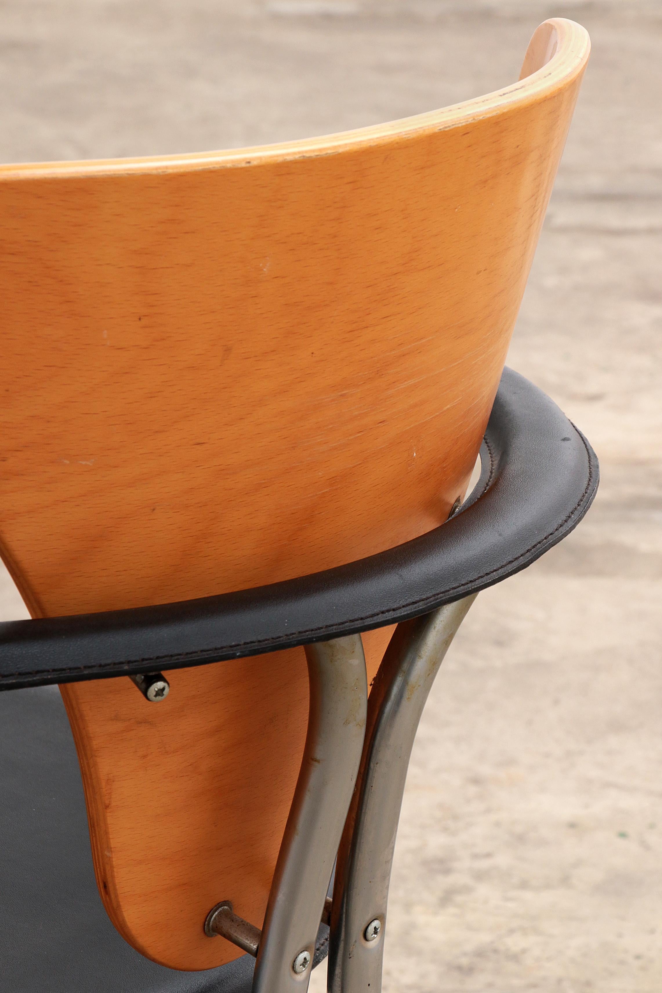 Chaises de salle à manger vintage Arrben Italy, cuir noir avec accoudoirs en cuir. en vente 10