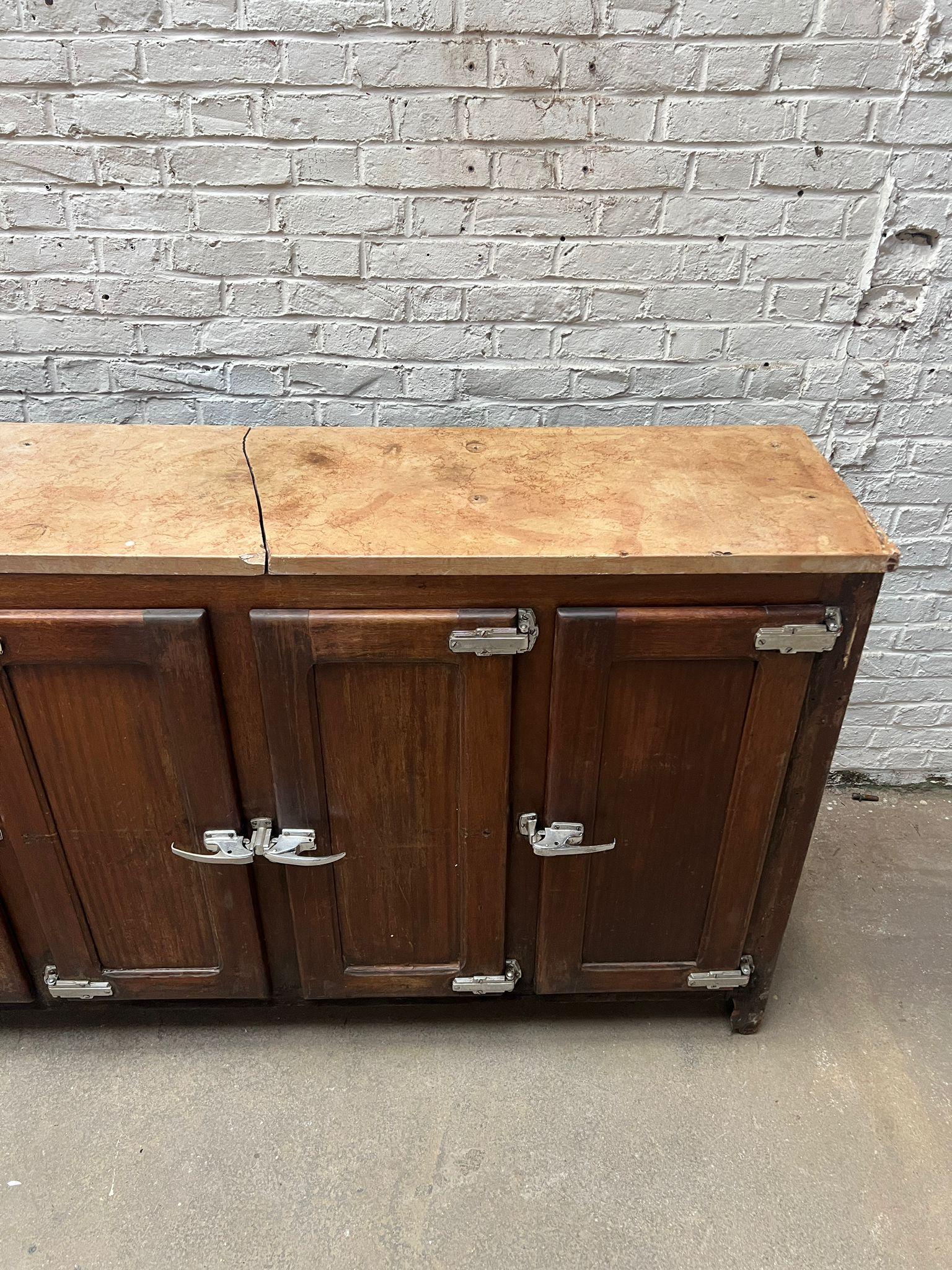 Vintage arrière-bar with a natural marble top en vente 5