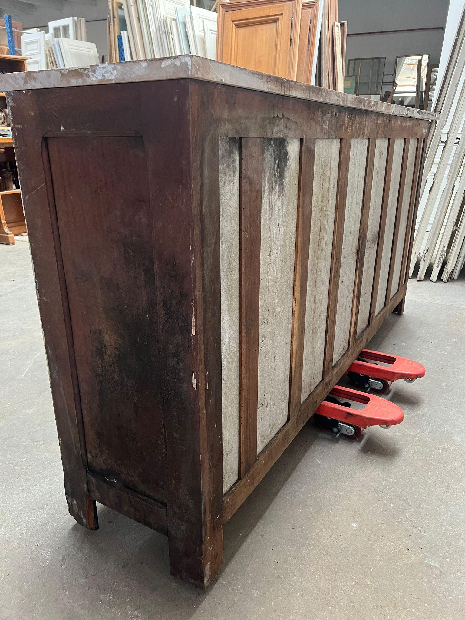 Vintage arrière-bar with a natural marble top en vente 6