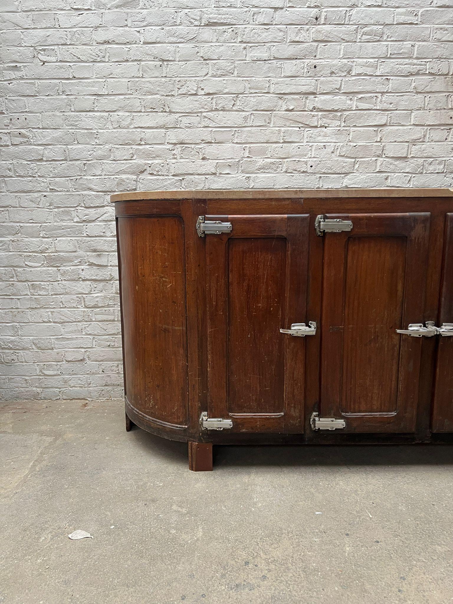 Vintage arrière-bar with a natural marble top en vente 7