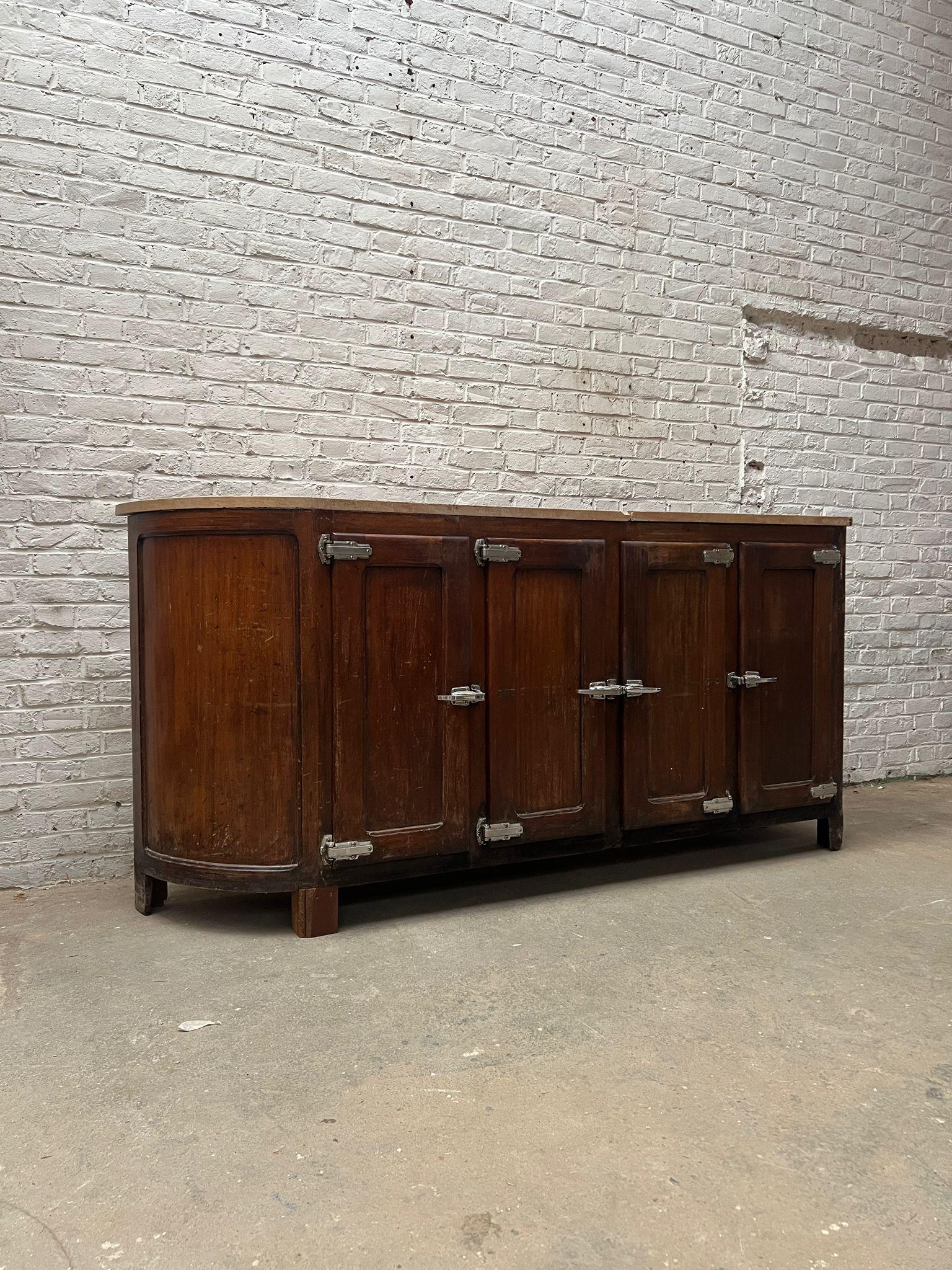 Marbre Vintage arrière-bar with a natural marble top en vente