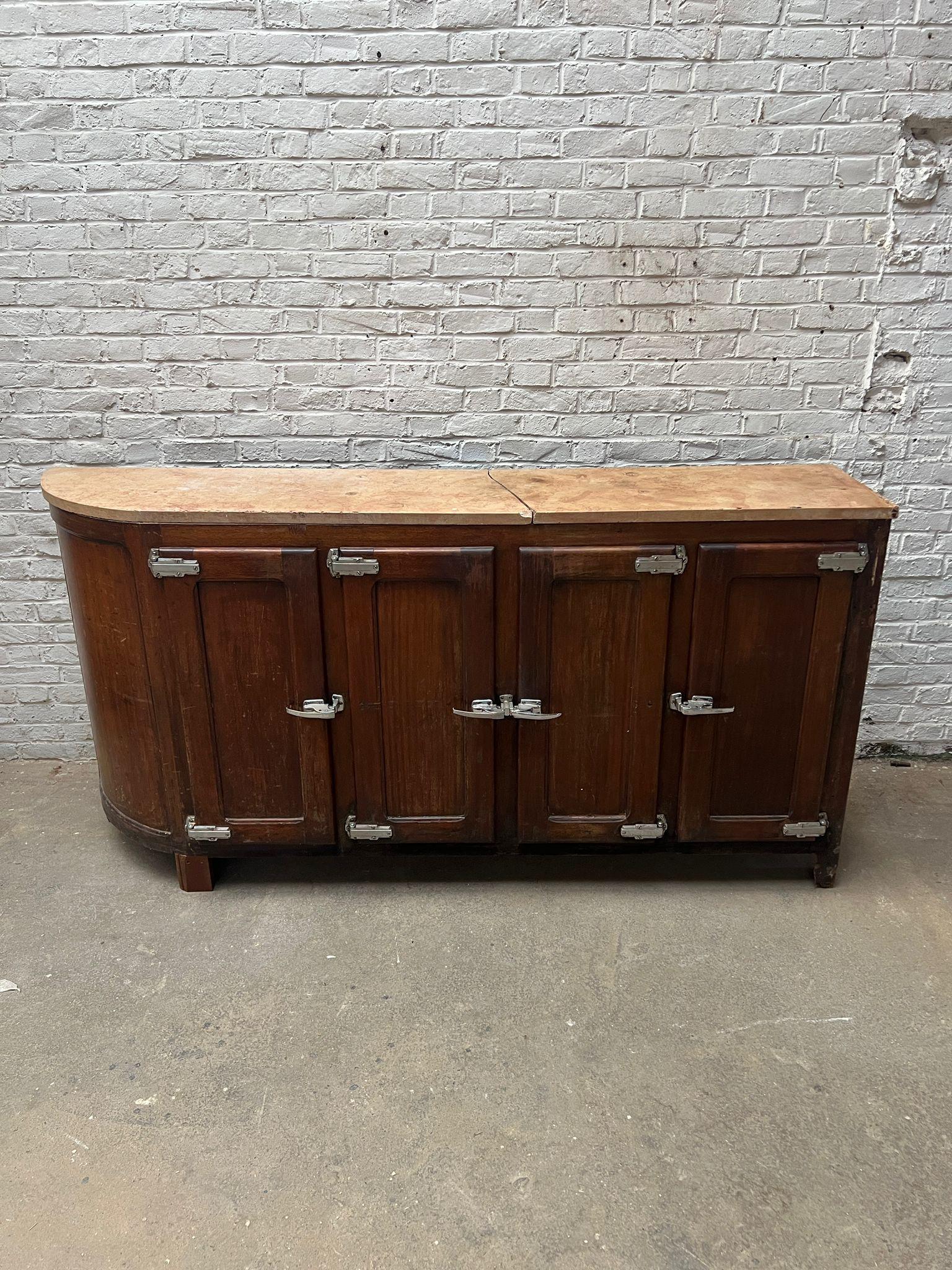 Vintage arrière-bar with a natural marble top en vente 1