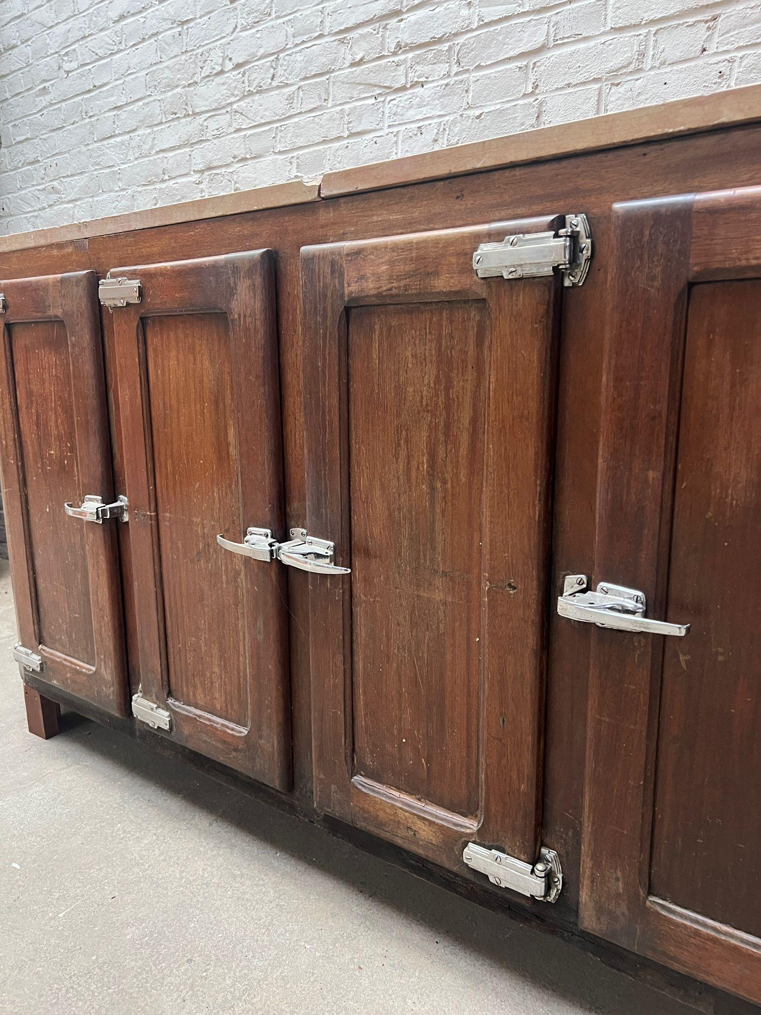Vintage arrière-bar with a natural marble top en vente 2