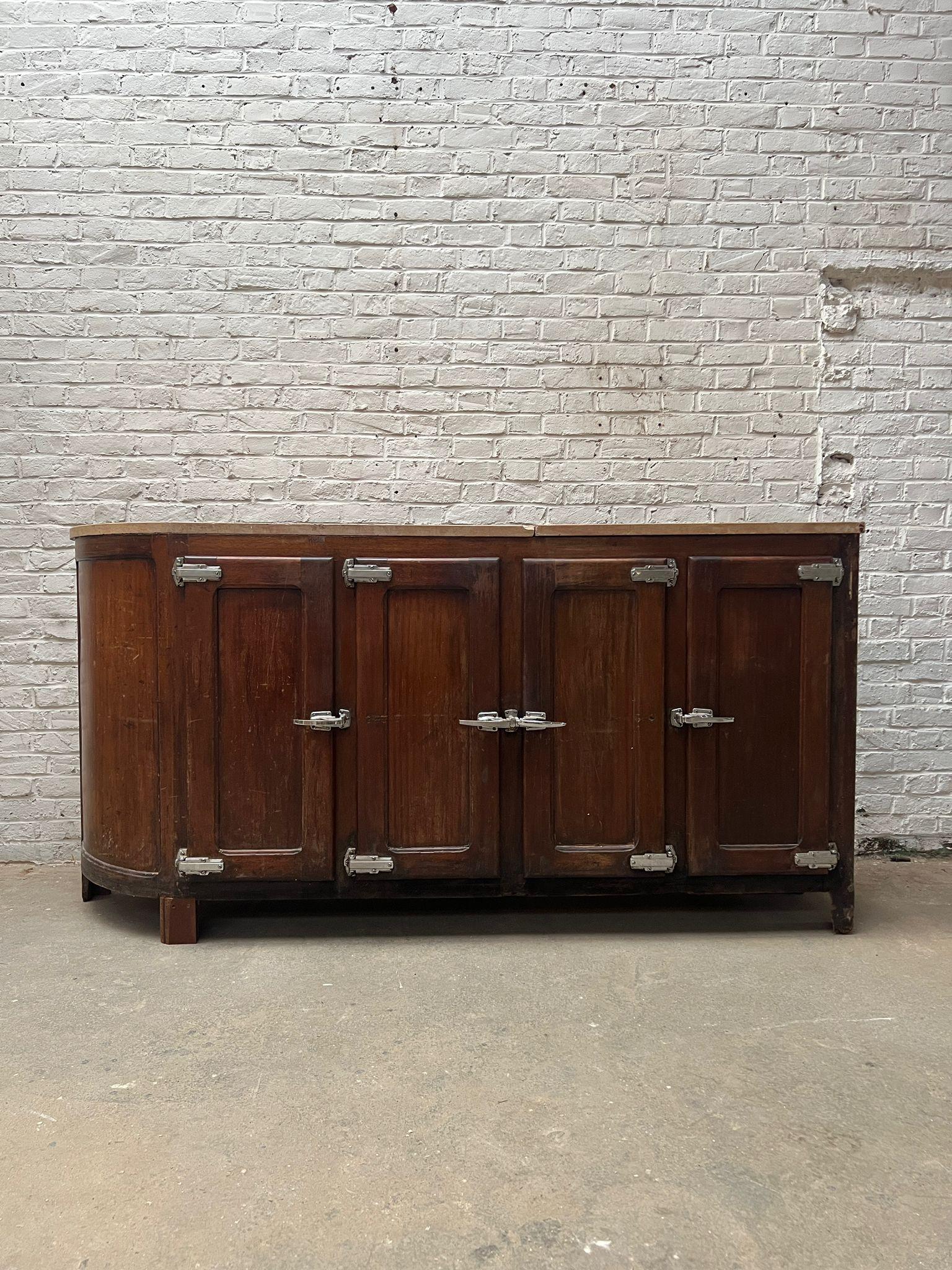 Vintage arrière-bar with a natural marble top en vente 3