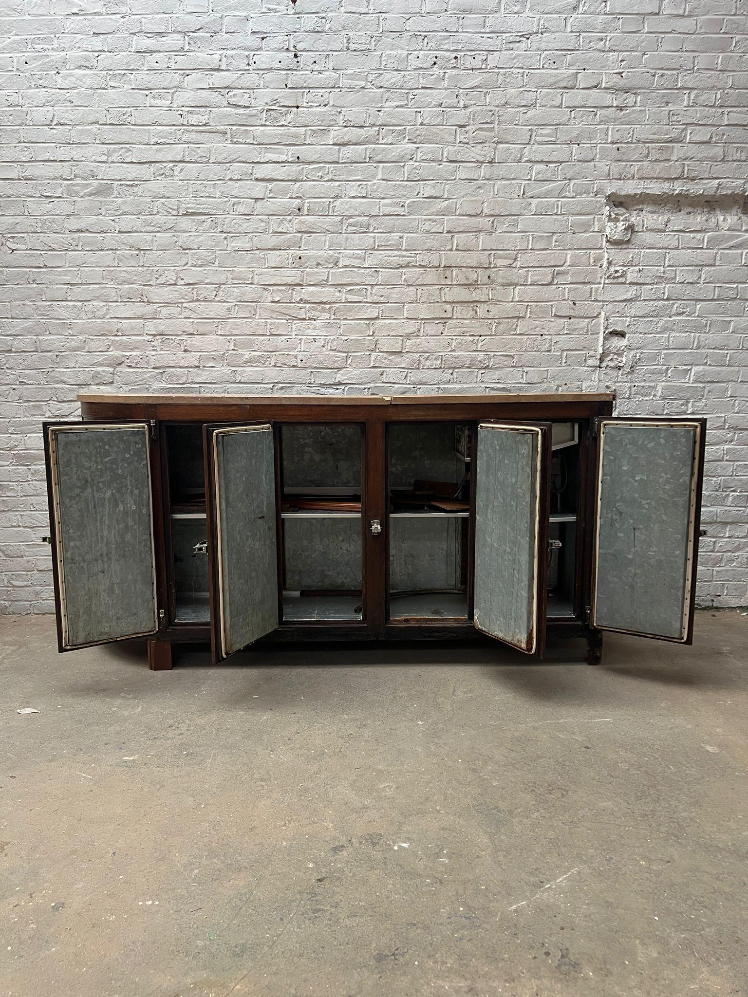Vintage arrière-bar with a natural marble top en vente 4