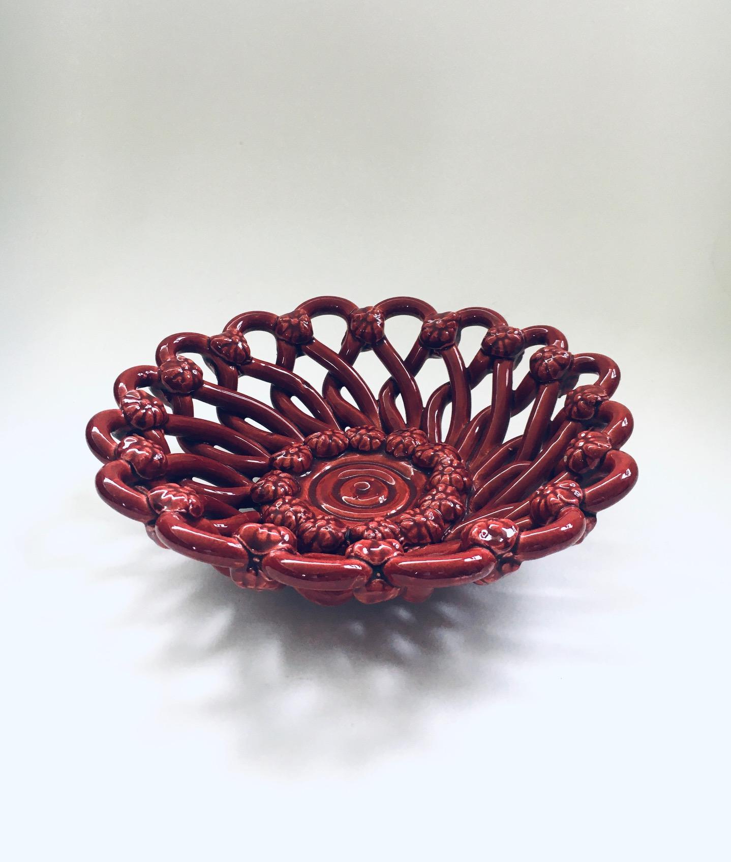 Vintage Midcentury Art Ceramics Basketweave Flower Bowl. Fabriqué en France, à Vallauris, dans les années 1950. Estampillé sur le fond. Bol en céramique tressée et émaillée de couleur rouge bordeaux. Très bon état. Dimensions : 7cm x 21,5cm x 21,5cm.