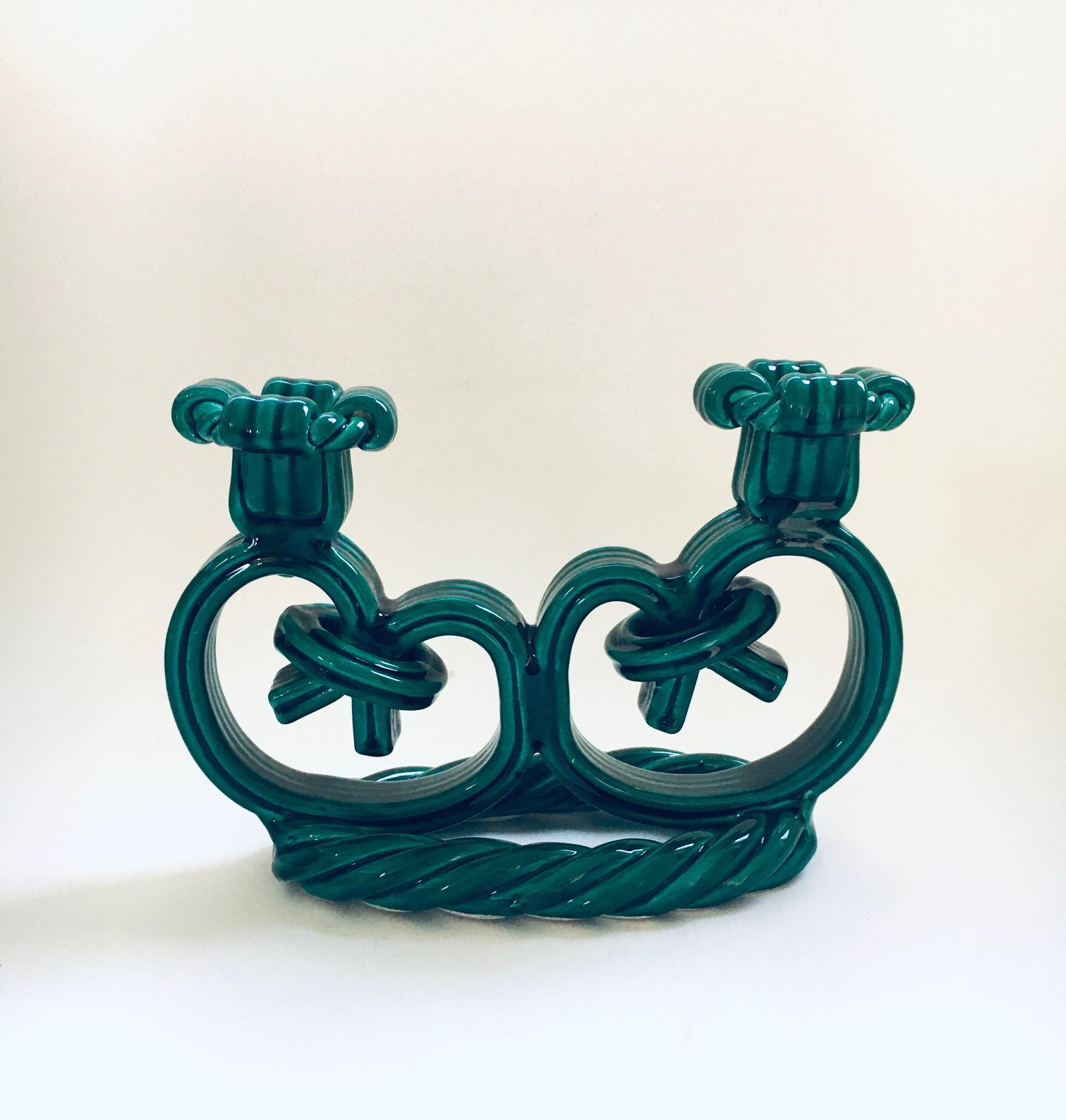 Portacandele vintage in ceramica Artful Green intrecciato e tessuto di Vallauris. Realizzato in Francia, negli anni '50. Firmato in basso. Portacandele doppio intrecciato smaltato verde. È in ottime condizioni. Misura 16cm x 23,5cm x 10cm.
