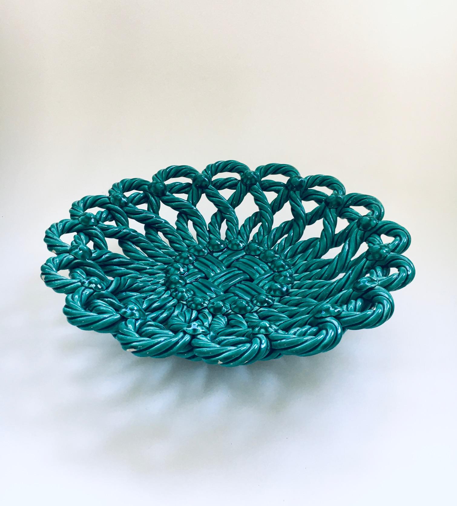 Vintage Midcentury Art Ceramics Large Green Braided / Woven Basket Bowl by Vallauris. Realizzato in Francia, negli anni '50. Nello stile della ciotola di Jerome Massier. Ciotola intrecciata smaltata di verde. È in ottime condizioni, con alcune