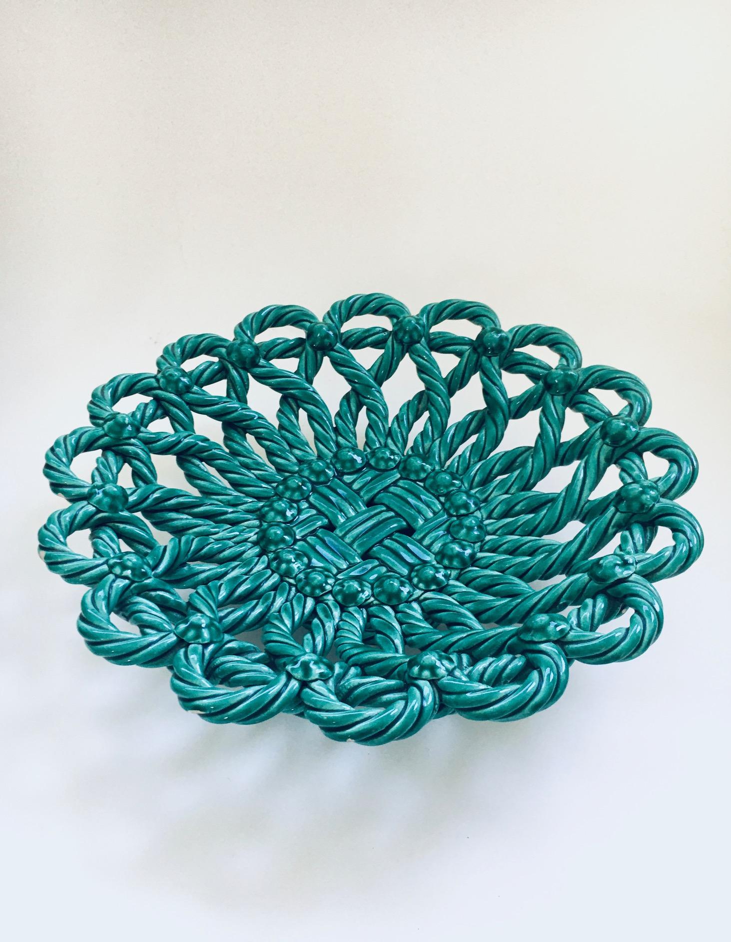 Francese The Artful Green, cestino intrecciato in ceramica d'epoca di Vallauris, Francia, anni '50 in vendita