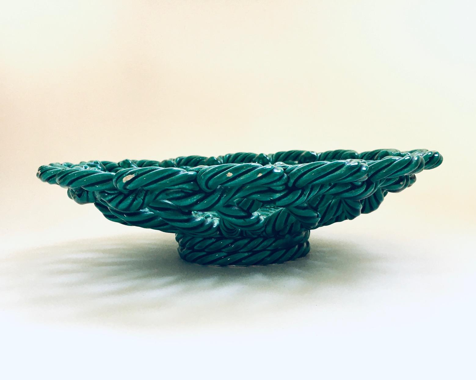 Metà XX secolo The Artful Green, cestino intrecciato in ceramica d'epoca di Vallauris, Francia, anni '50 in vendita