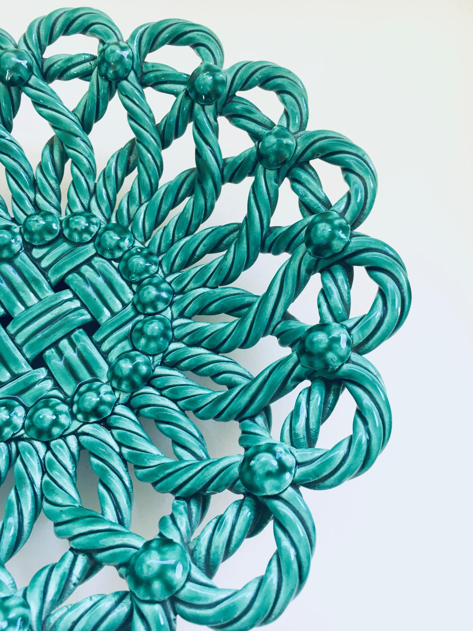 The Artful Green, cestino intrecciato in ceramica d'epoca di Vallauris, Francia, anni '50 in vendita 1