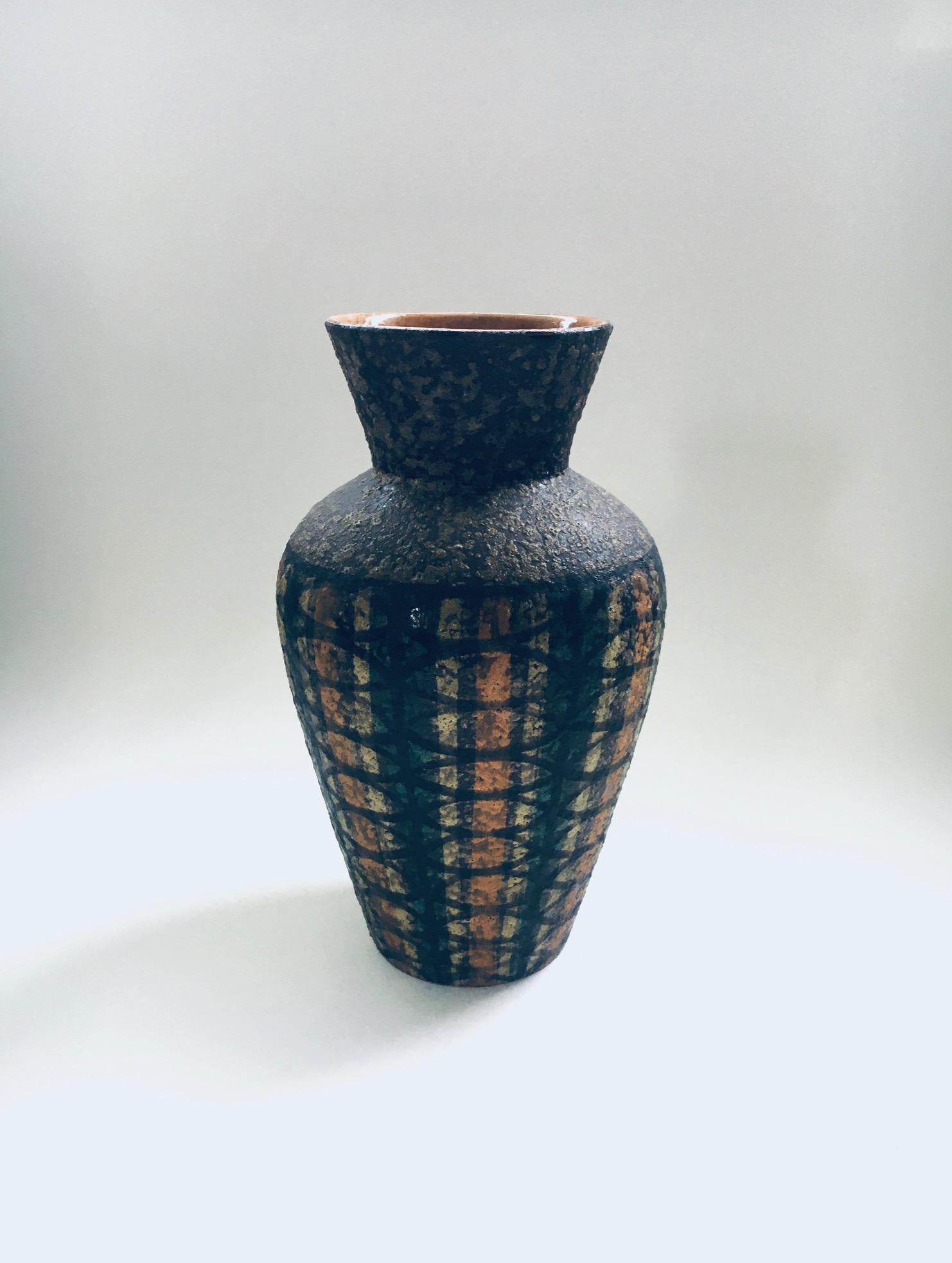 Vintage Midcentury Art Ceramics Studio Seta Vase von Aldo Londi für Bitossi Raymor Ceramiche. Hergestellt in Italien in den 1960er Jahren. Große geriffelte Halsvase mit Streifen in Grün, Gelb und Orange über einer bräunlichen Unterglasur mit