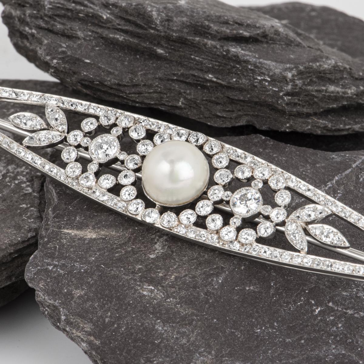 Vintage Art Dec Diamond and Pearl Brooch in Platinum 1.75 Carats In Excellent Condition For Sale In London, GB
