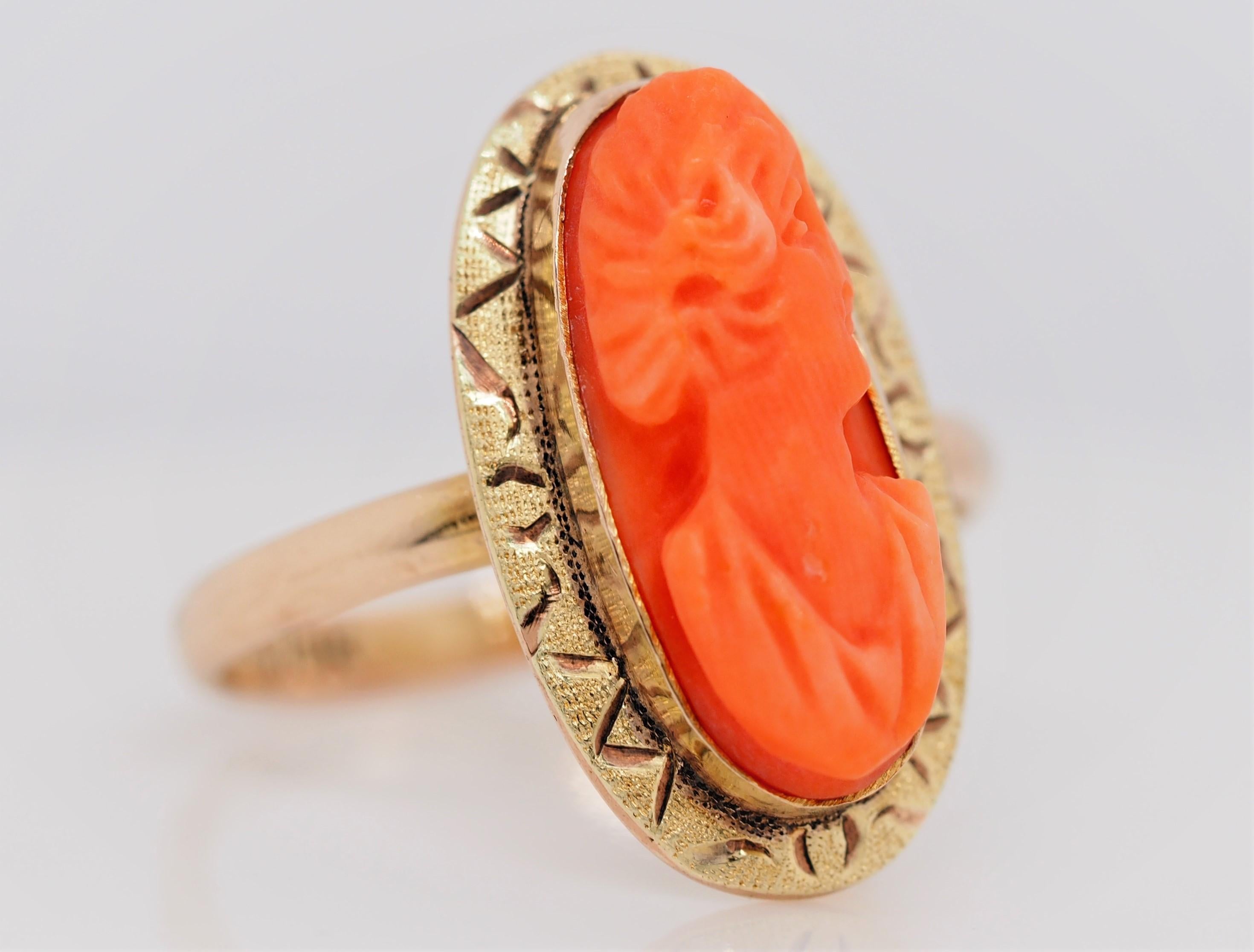 Vintage Art Deco 10 Karat Yellow Gold Carved Shell Cameo Ring In Good Condition For Sale In Addison, TX